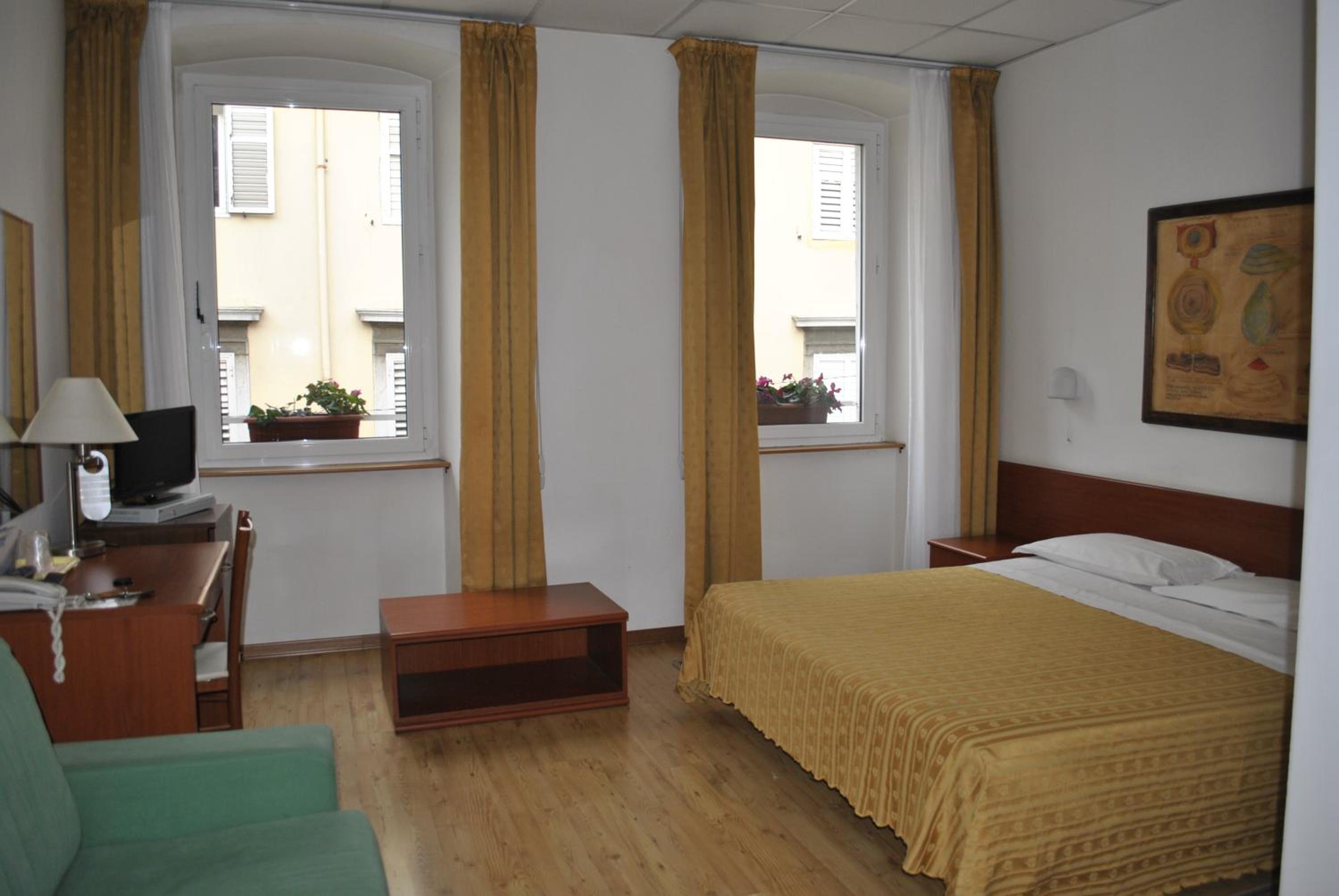 Double Room - Photo 5