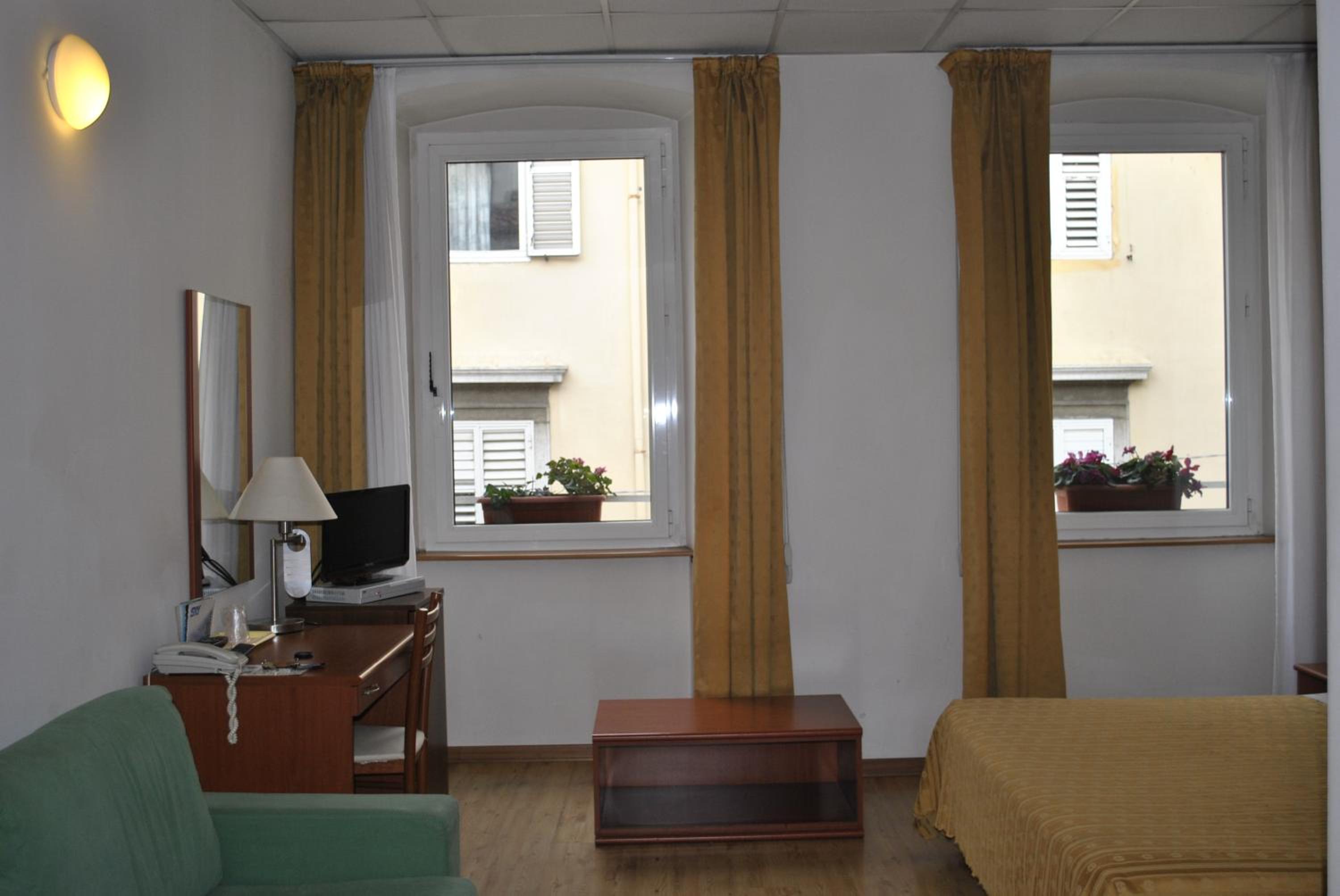 Double Room - Photo 9