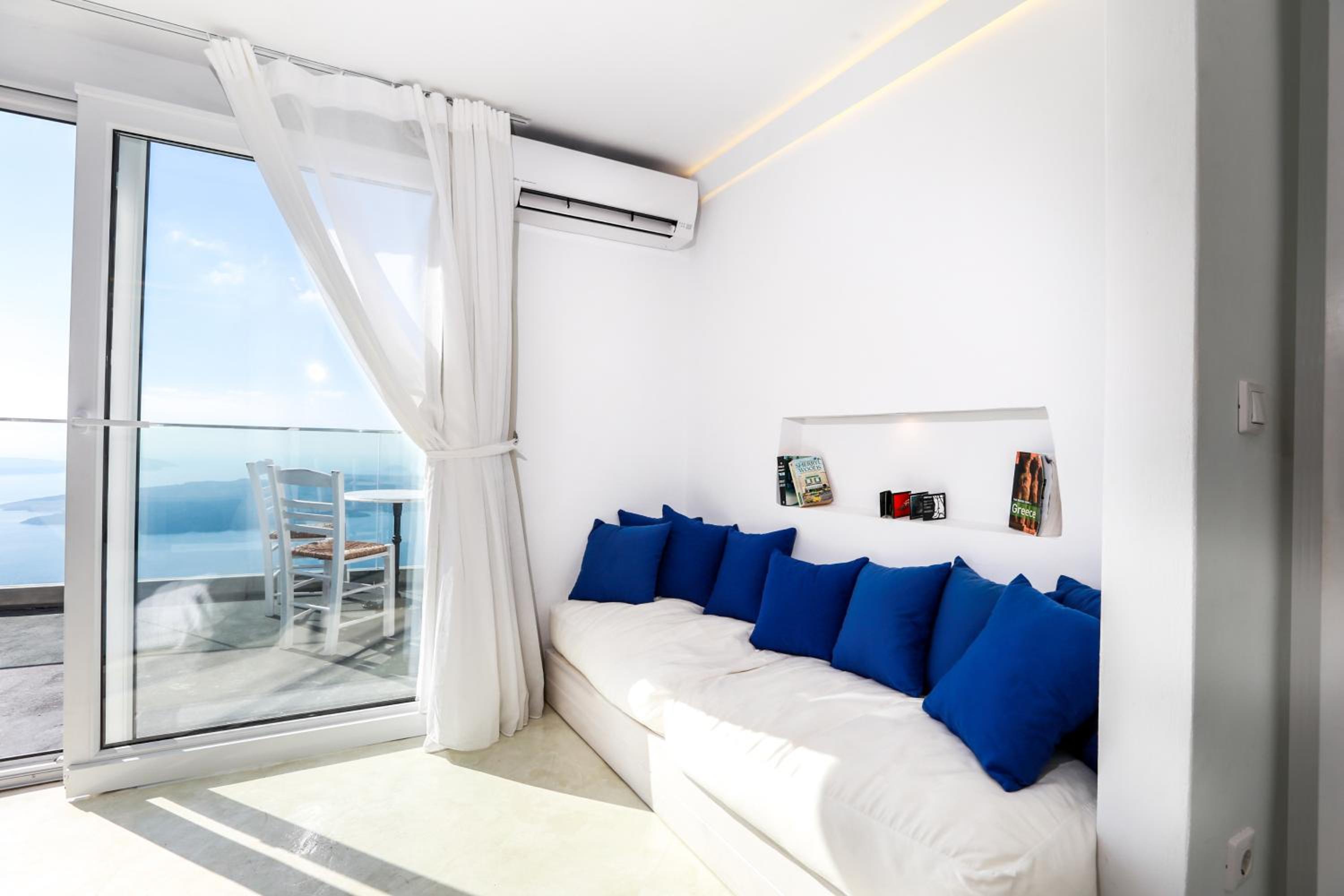 Superior King Suite with Caldera View photo 3
