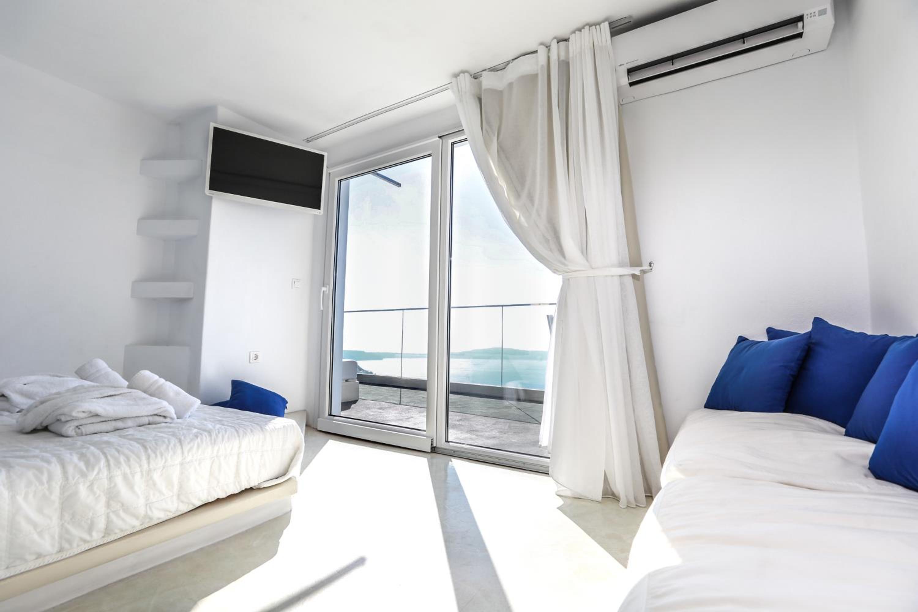 Superior King Suite with Caldera View photo 2
