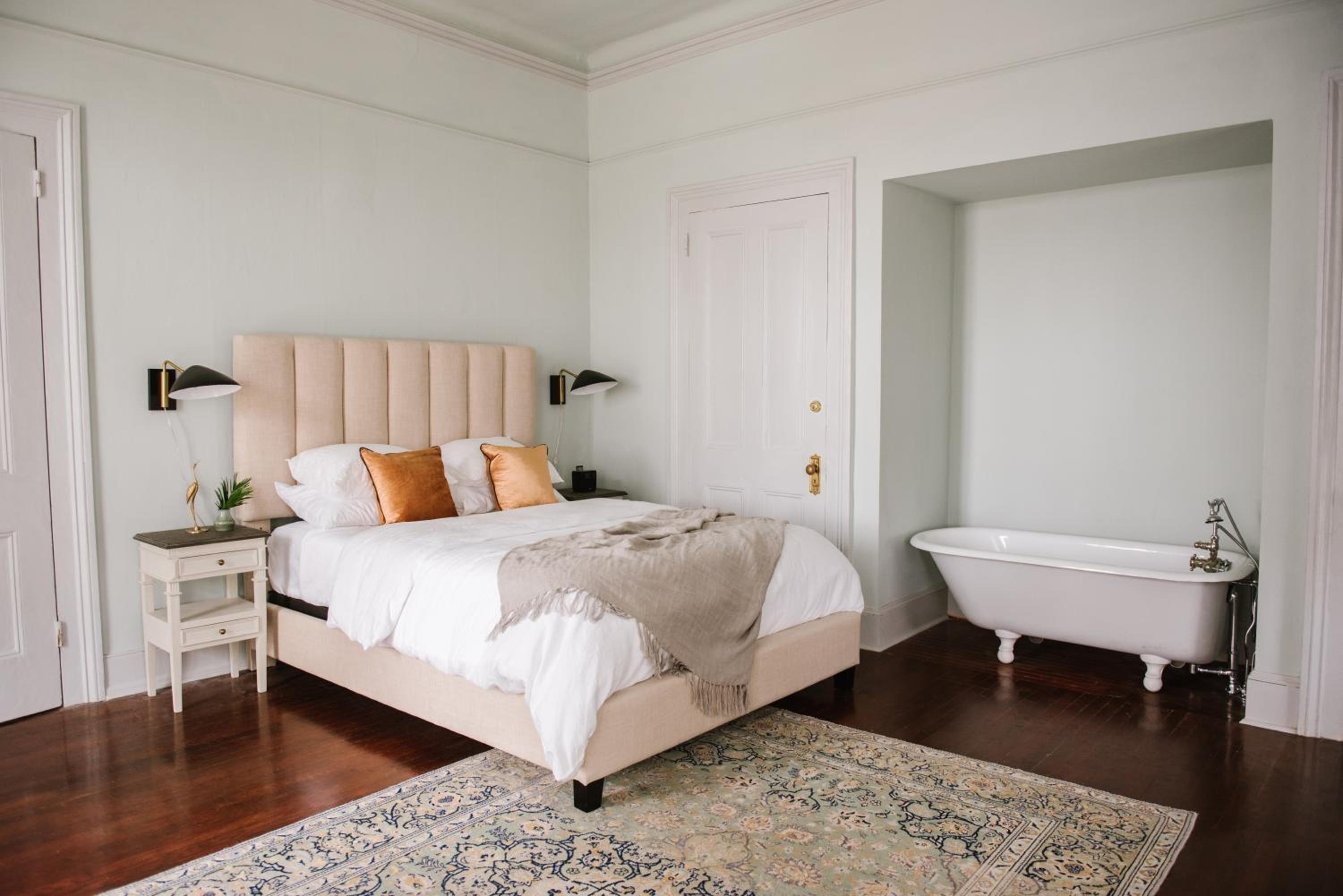 Queen Room photo 1