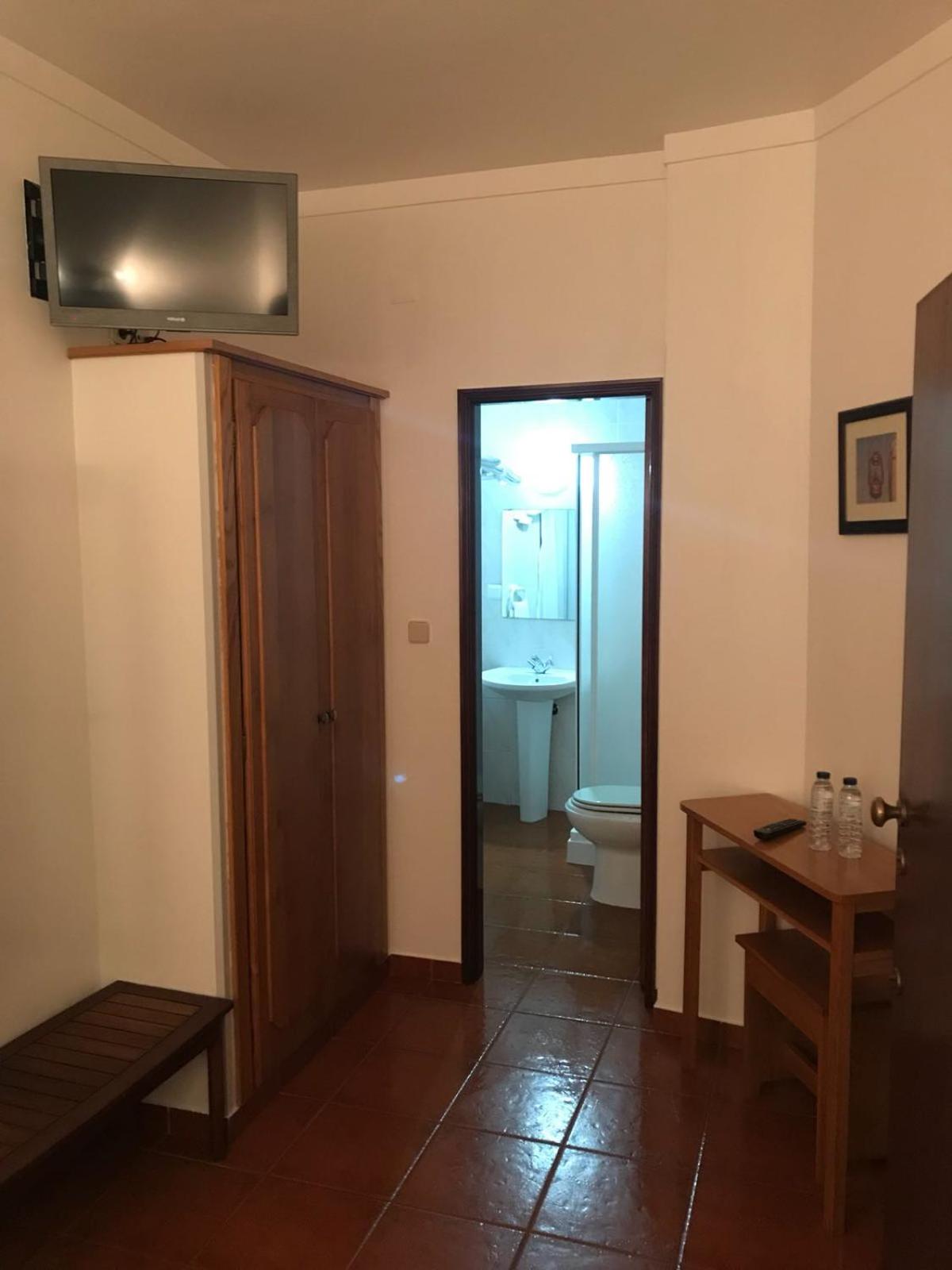 Double Room with Private Bathroom - Photo 6