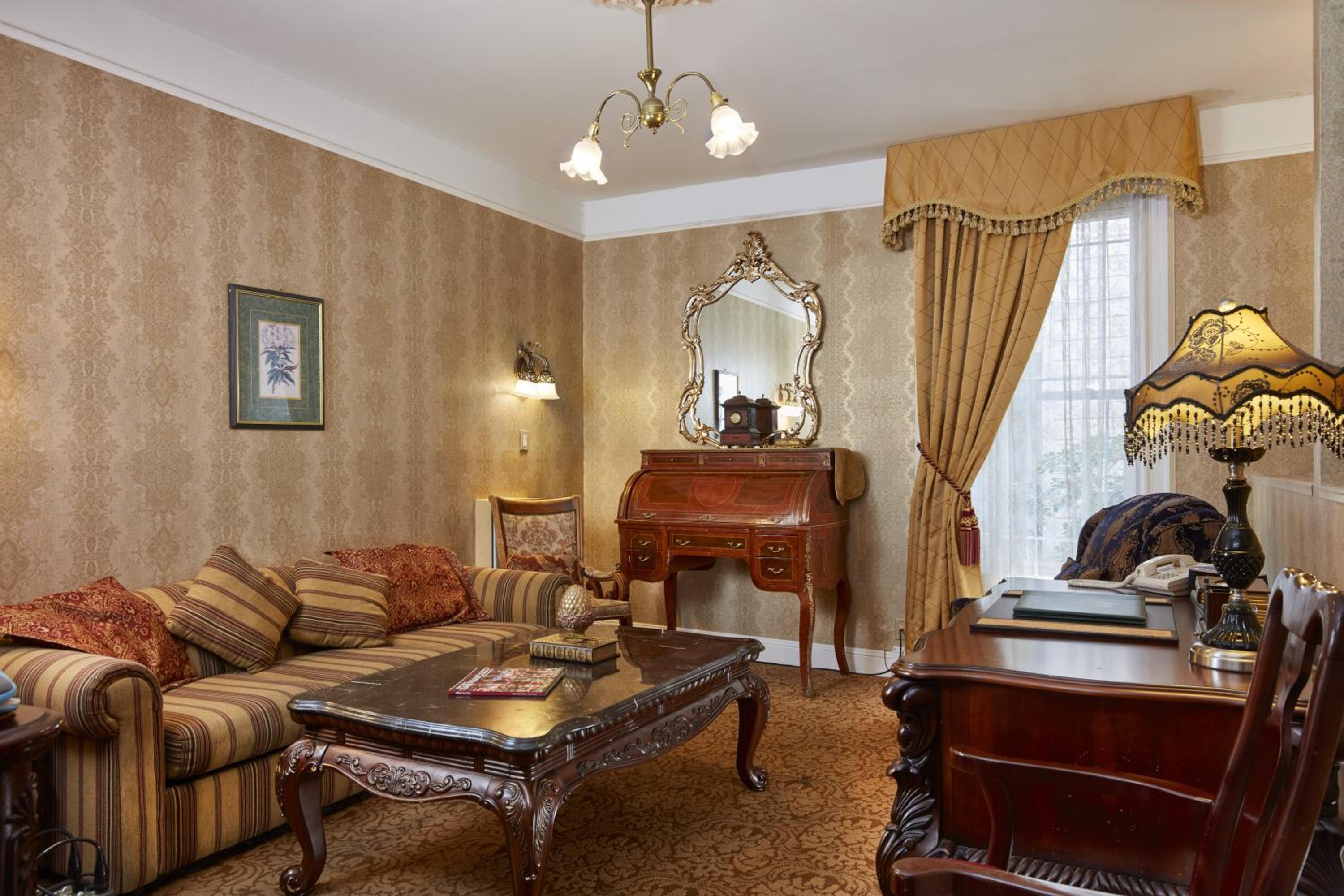 Royal Family Suite - Photo 1