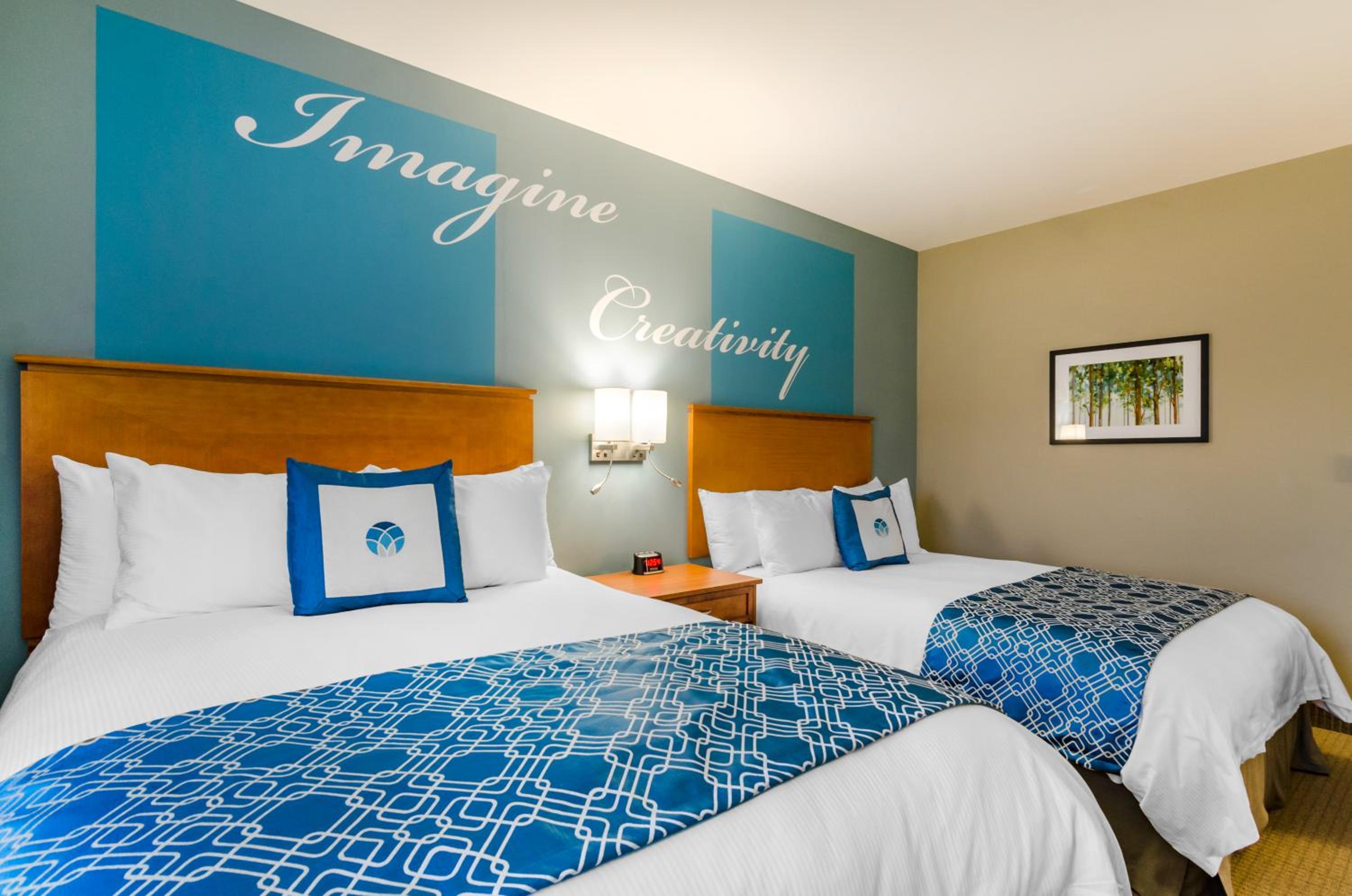 Queen Room with Two Queen Beds - Non-Smoking photo 3