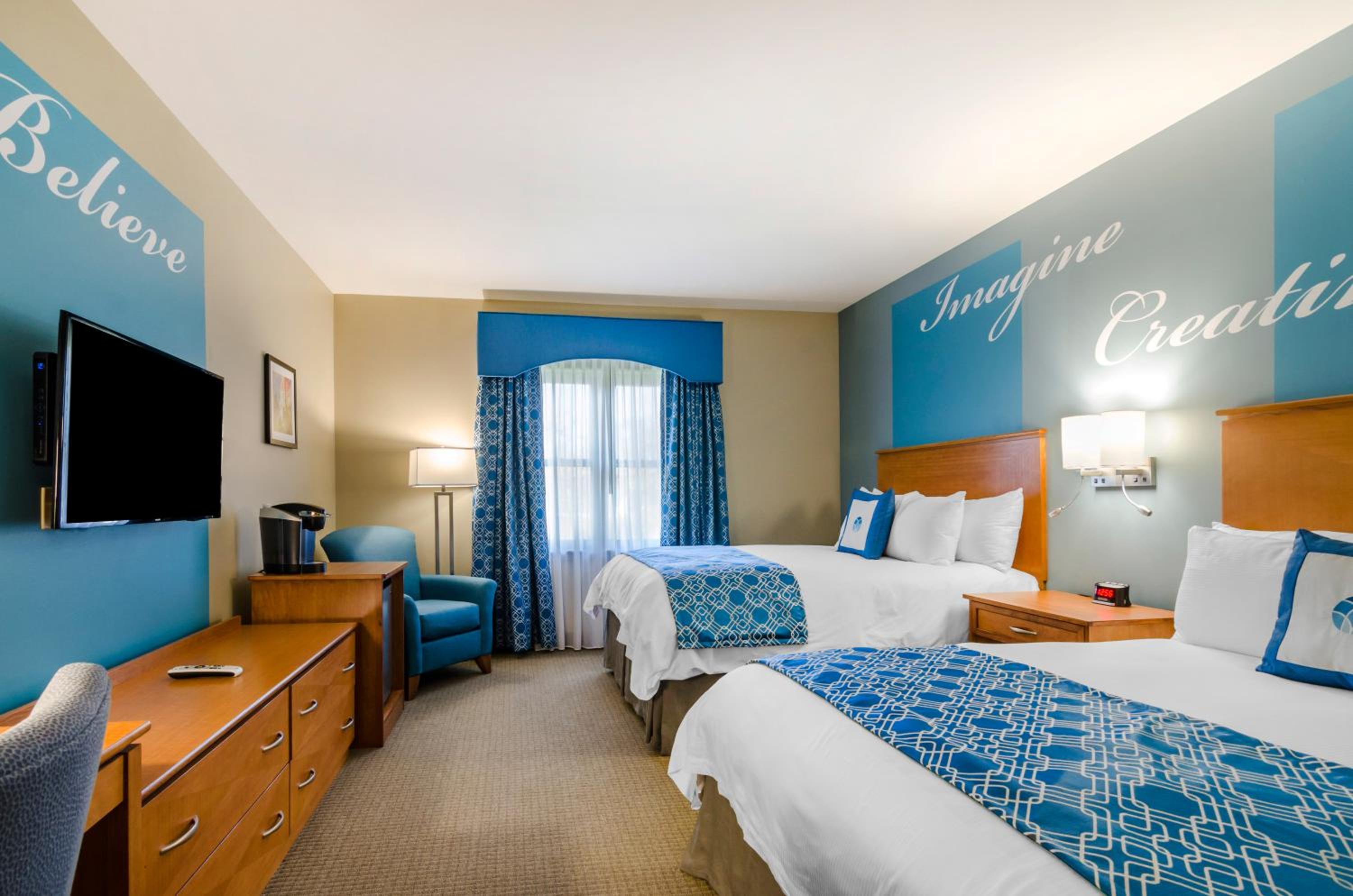 Queen Room with Two Queen Beds - Non-Smoking photo 2