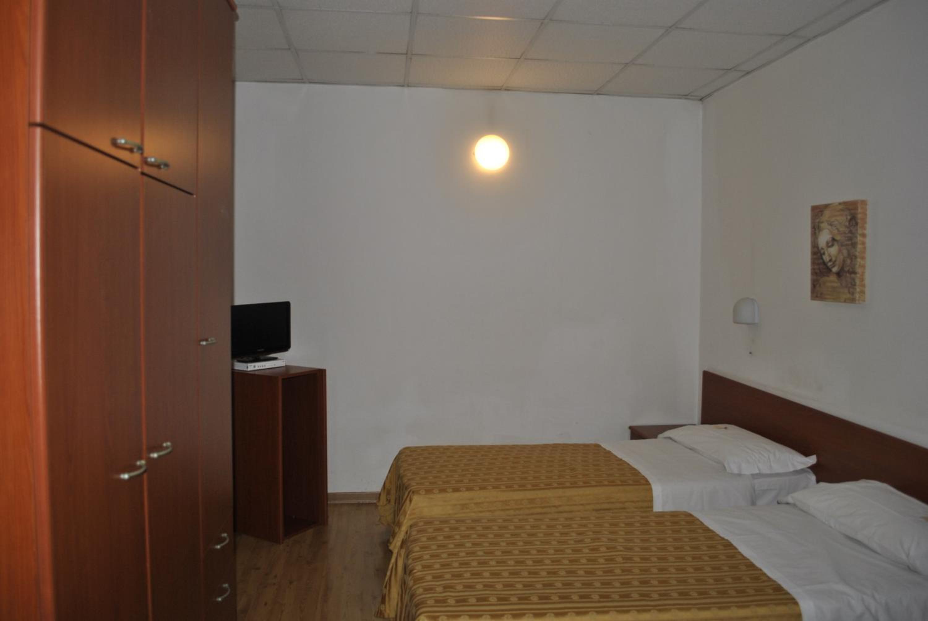 Twin Room - Photo 11