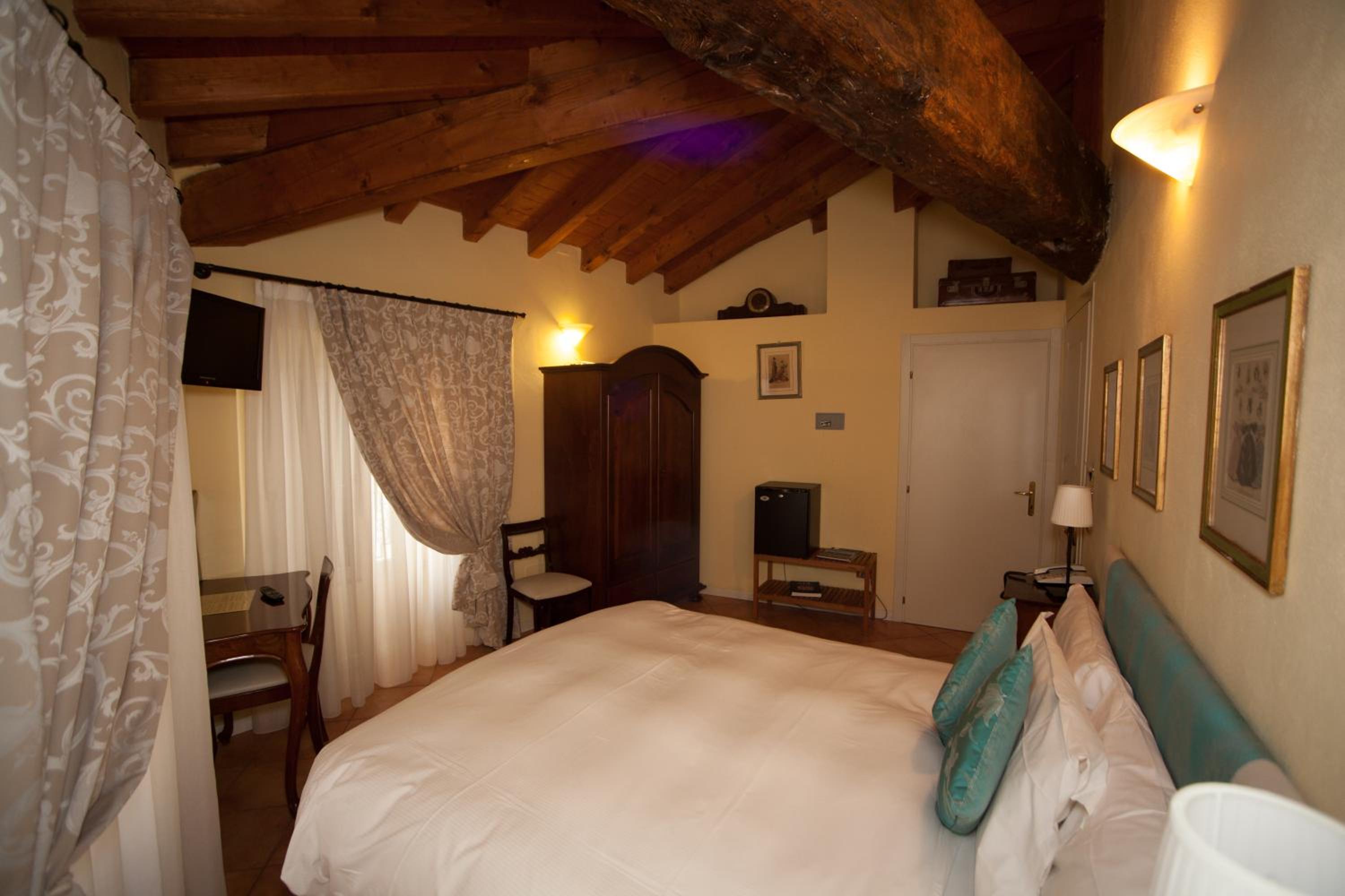 Double Room - Photo 15