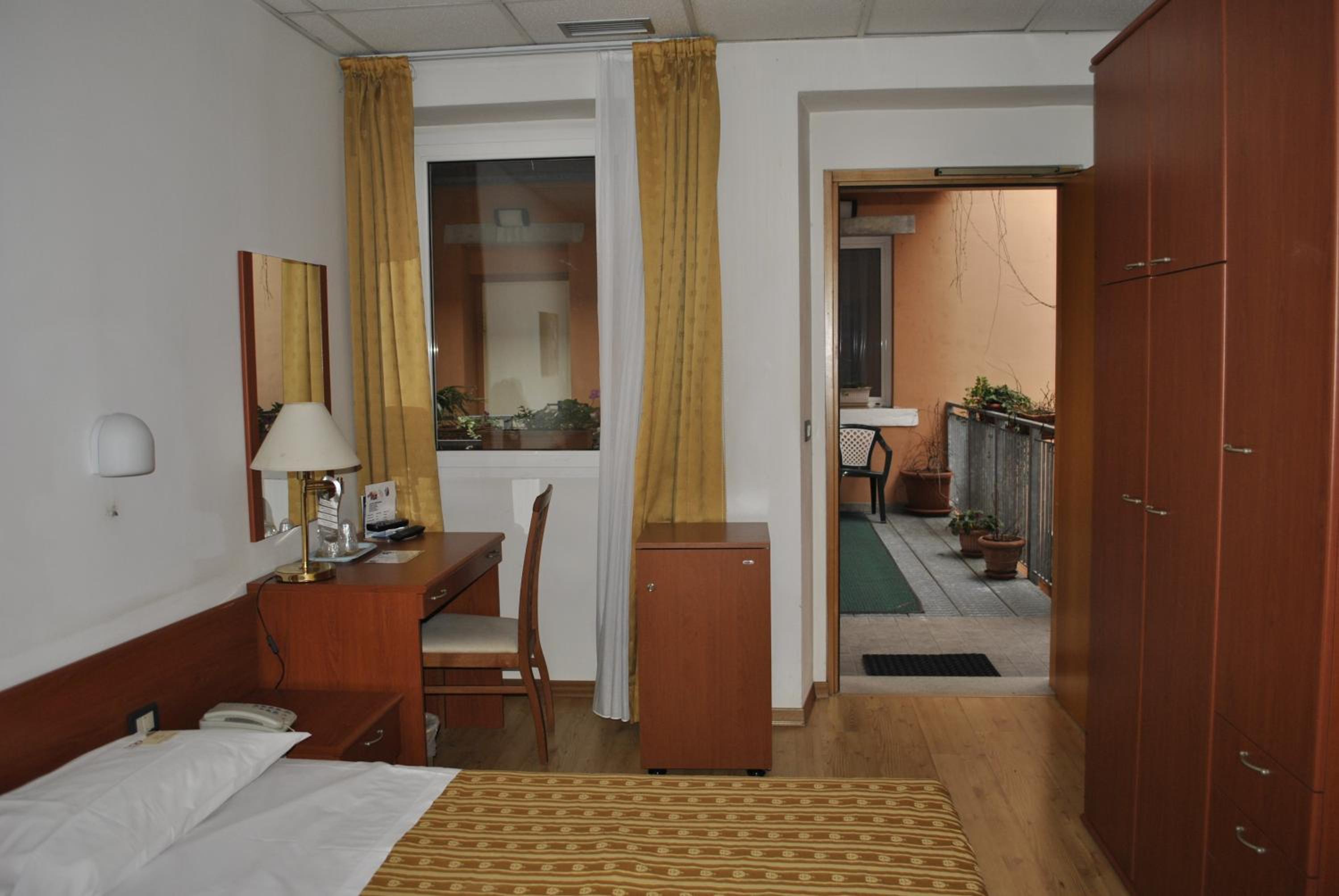 Twin Room - Photo 12