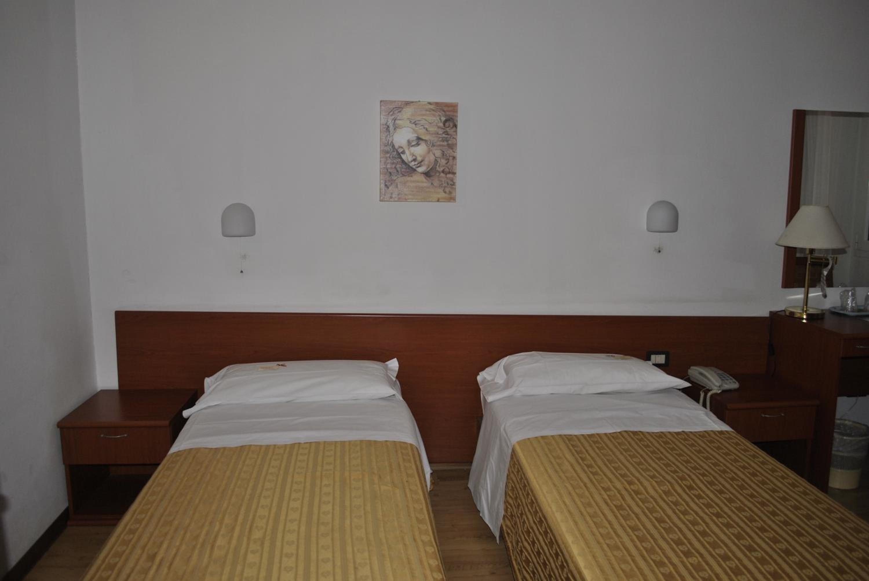 Twin Room - Photo 13