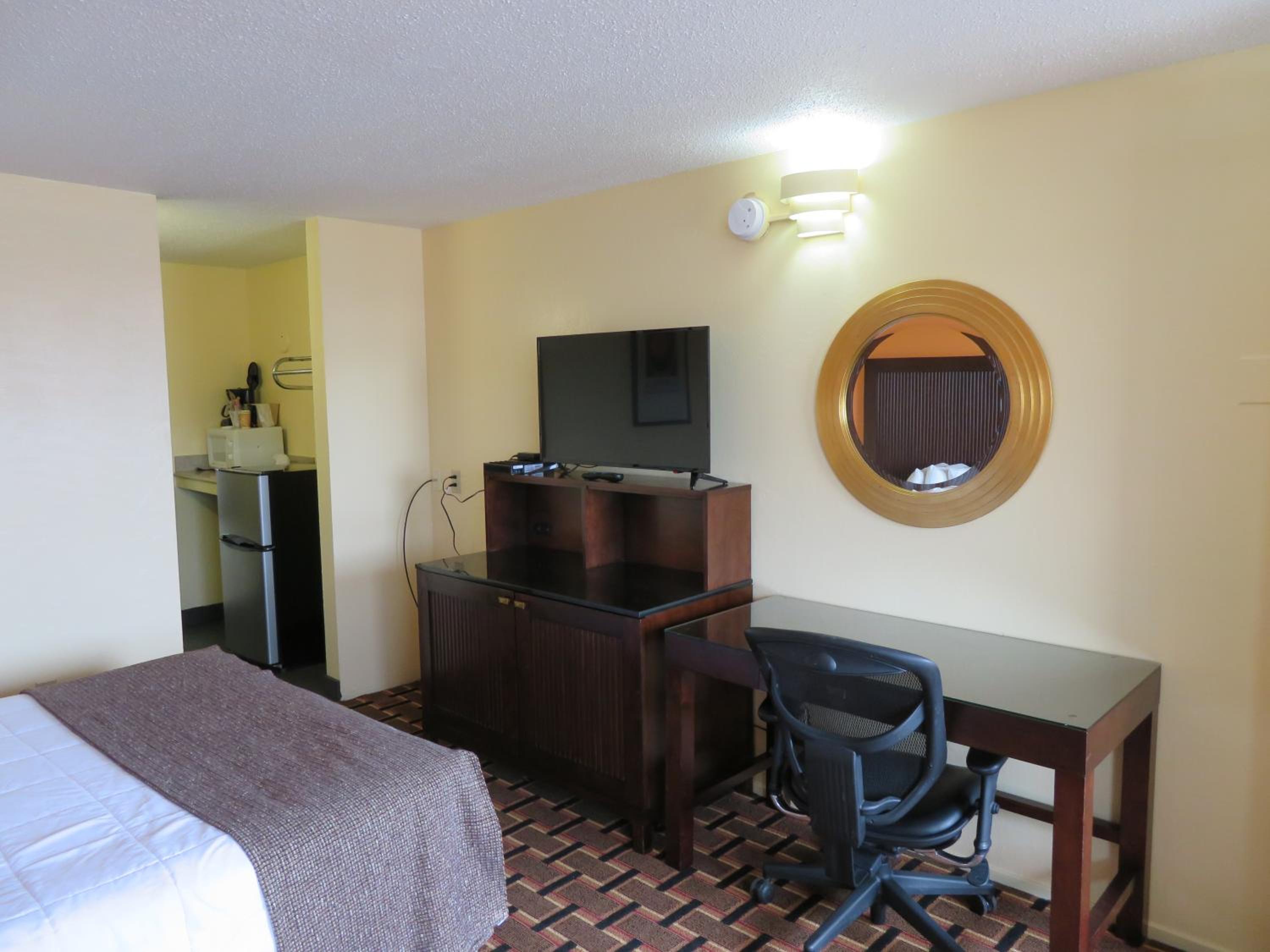 Queen Room - Non-Smoking - Photo 4