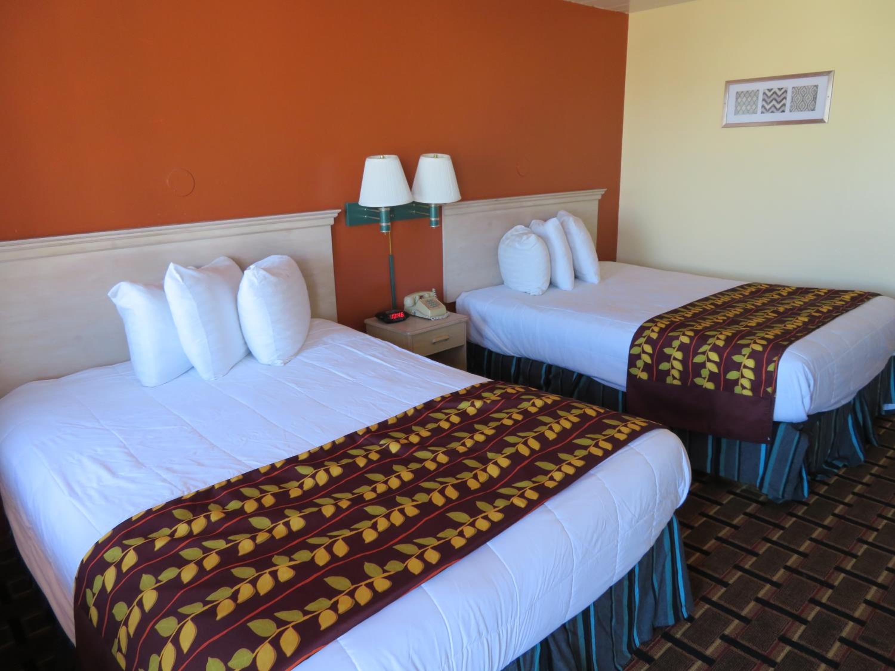 Queen Room with Two Queen Beds - Non-Smoking - Photo 4