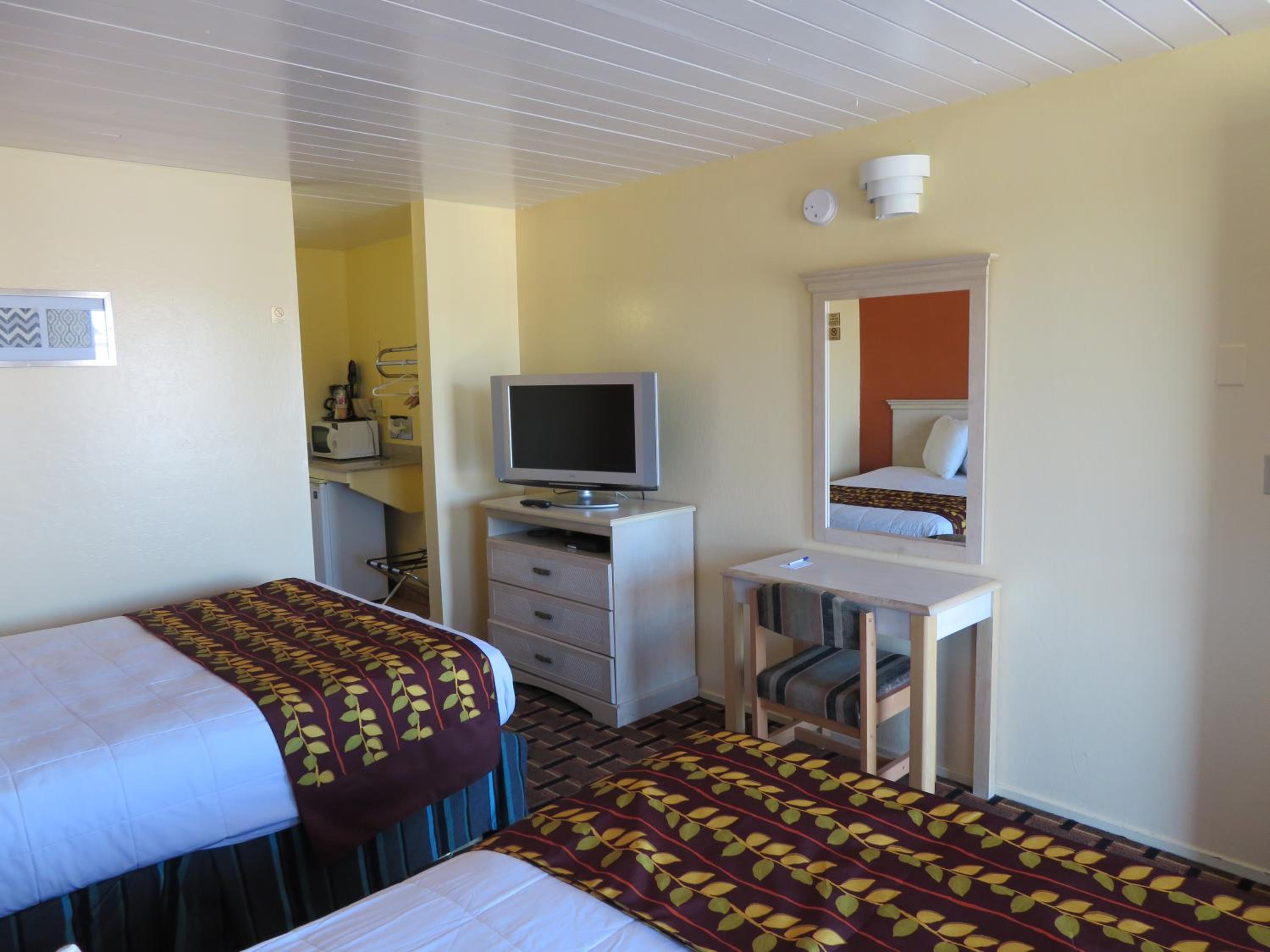 Queen Room with Two Queen Beds - Non-Smoking - Photo 3