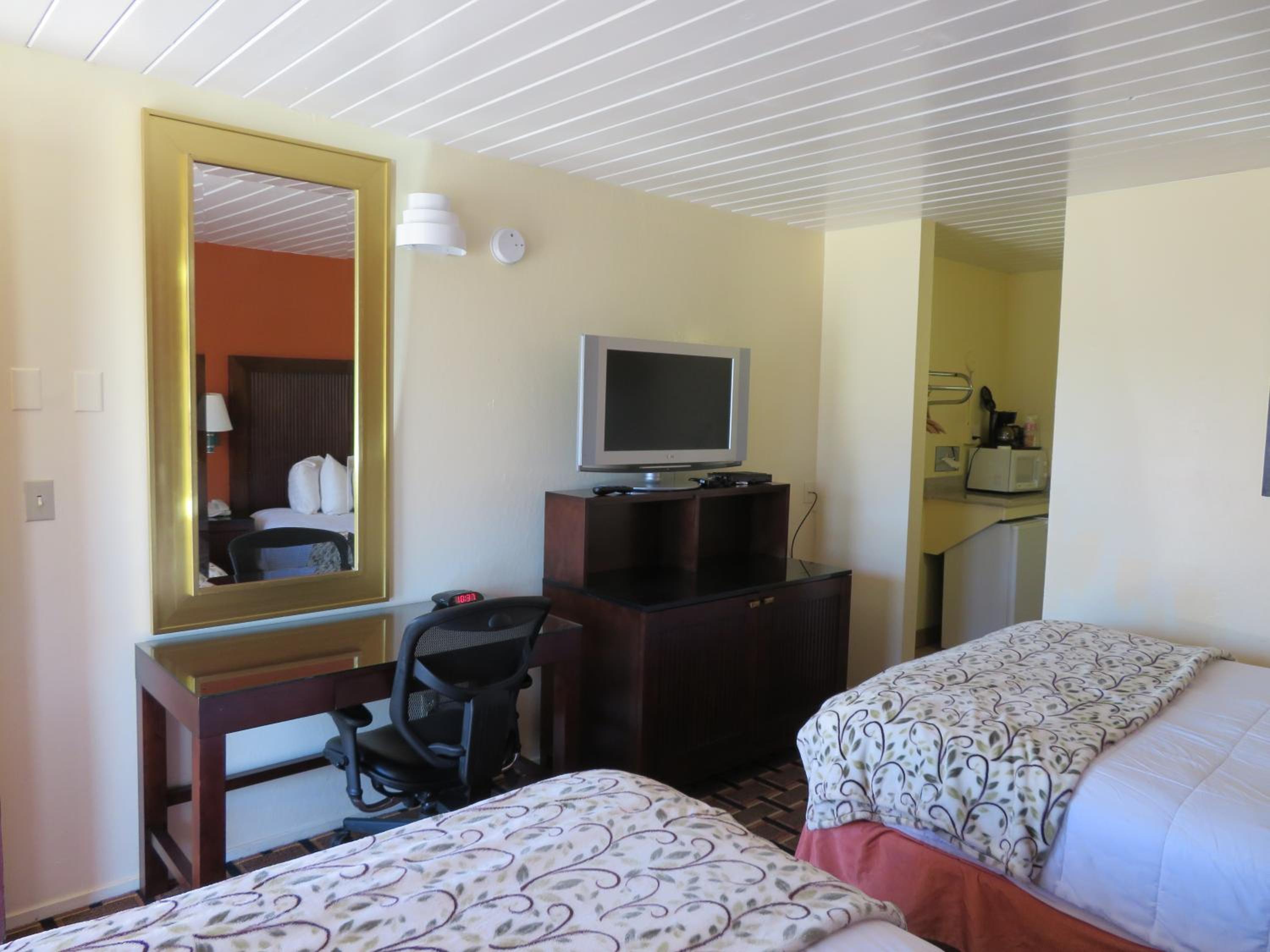 Queen Room with Two Queen Beds - Non-Smoking - Photo 5
