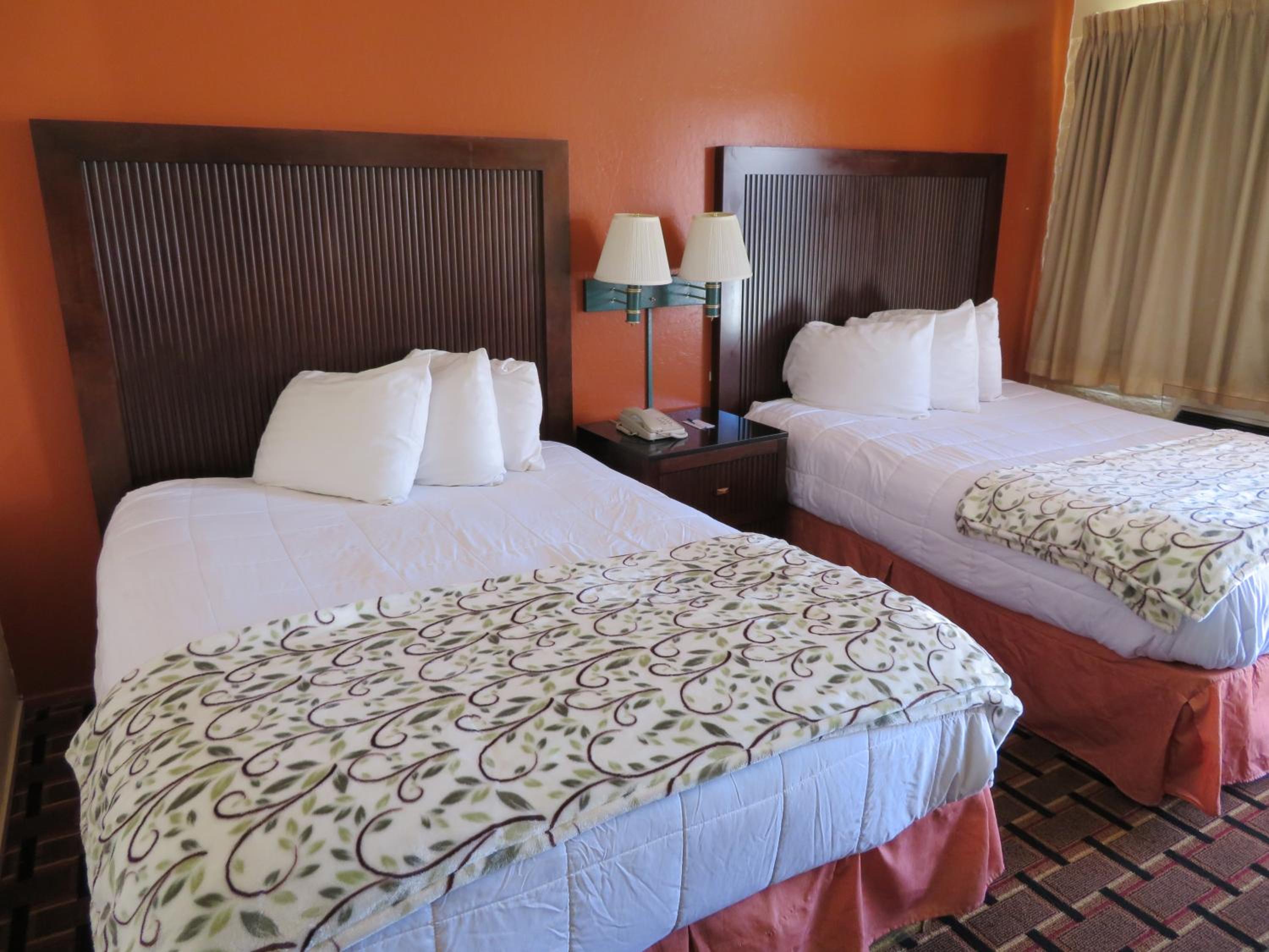 Queen Room with Two Queen Beds - Non-Smoking - Photo 2
