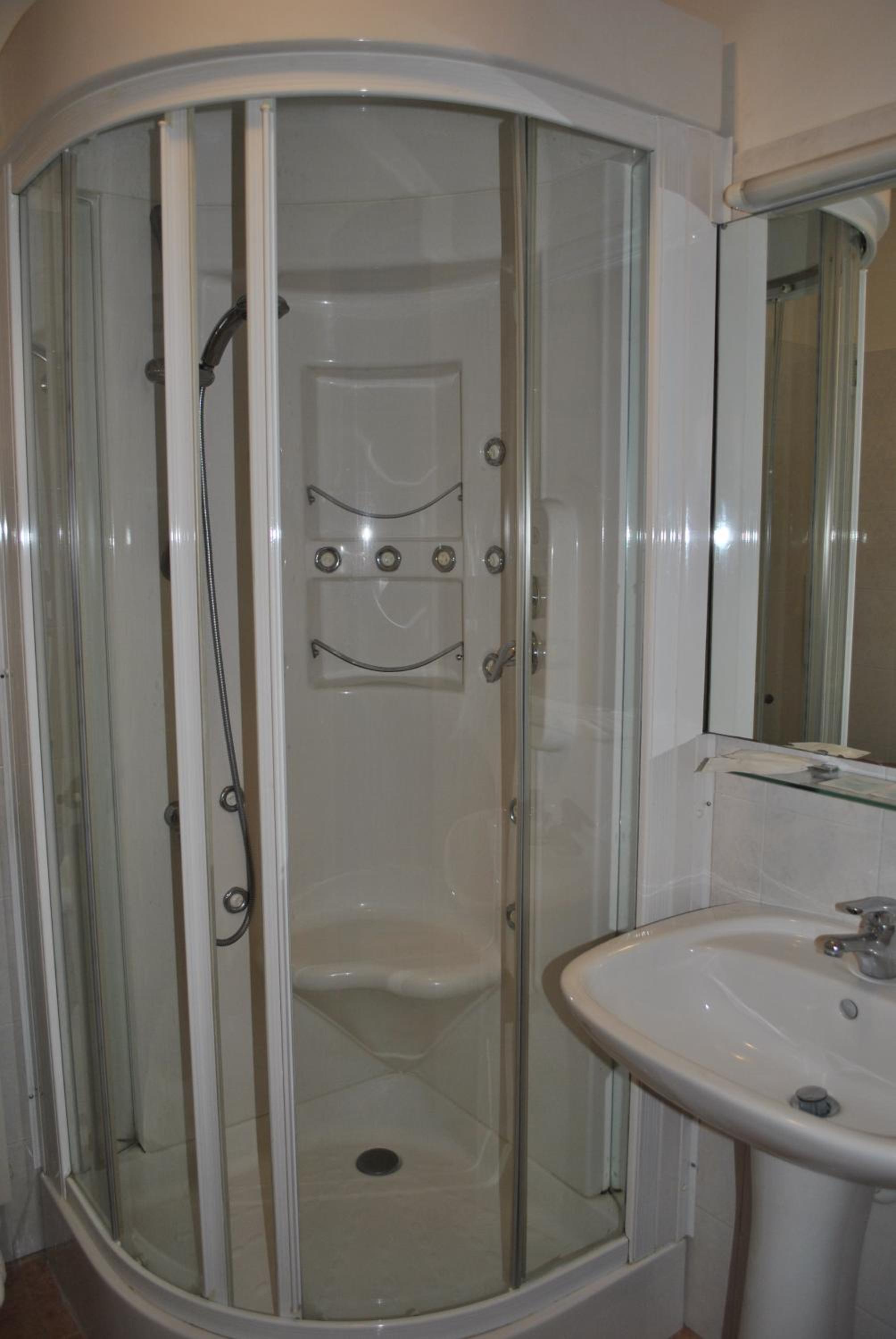 Twin Room - Photo 3