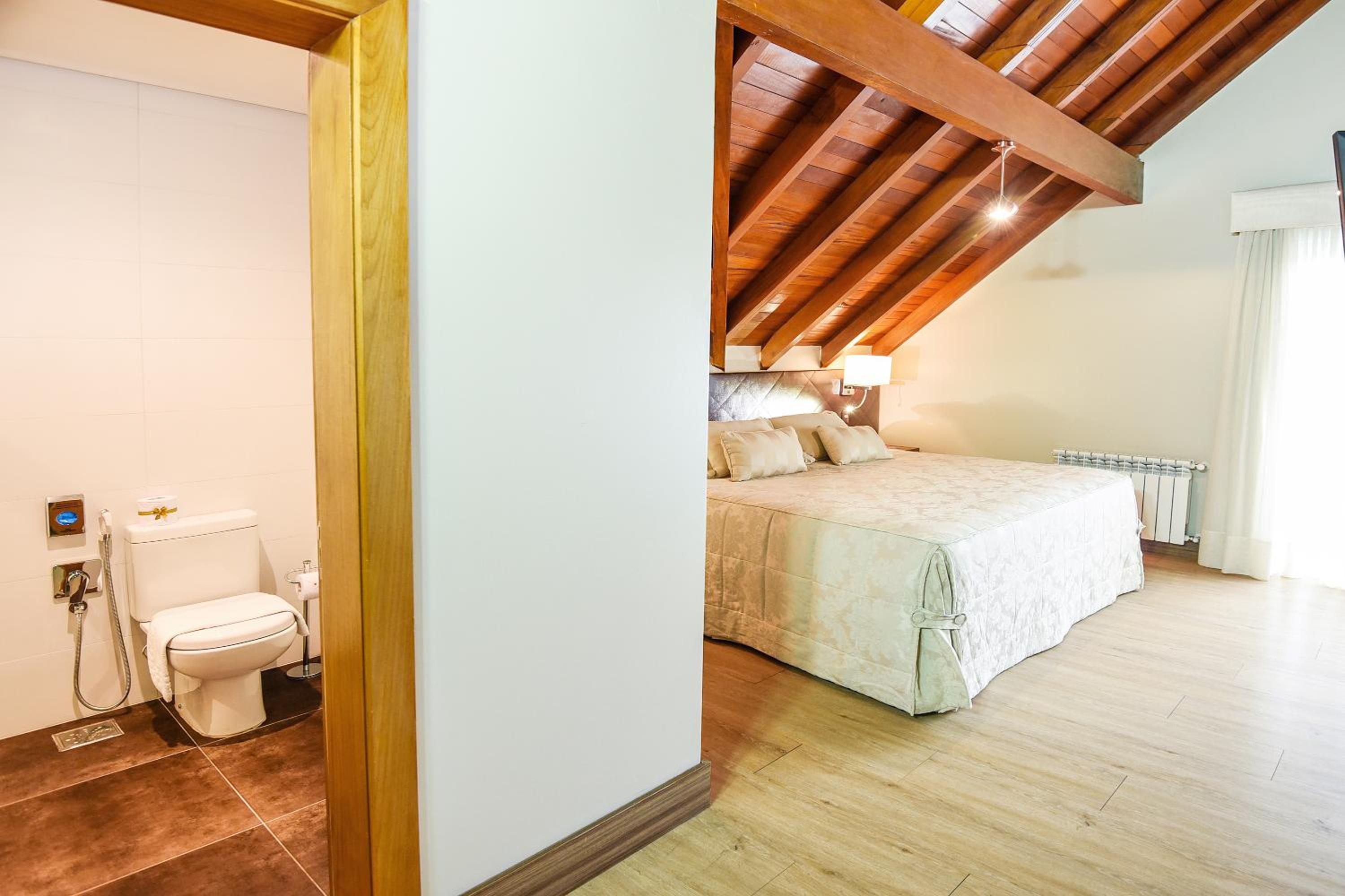 Luxury Suite with Balcony thumbnail 5