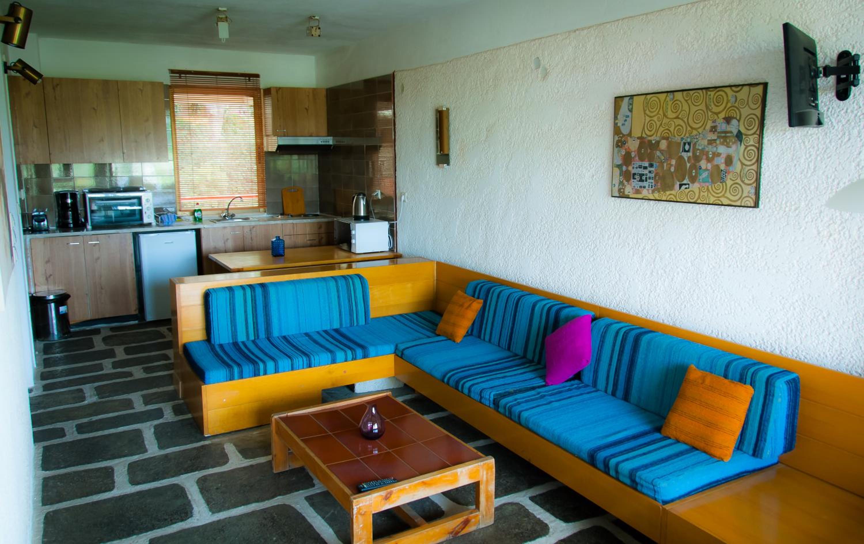 Suite - Photo 16