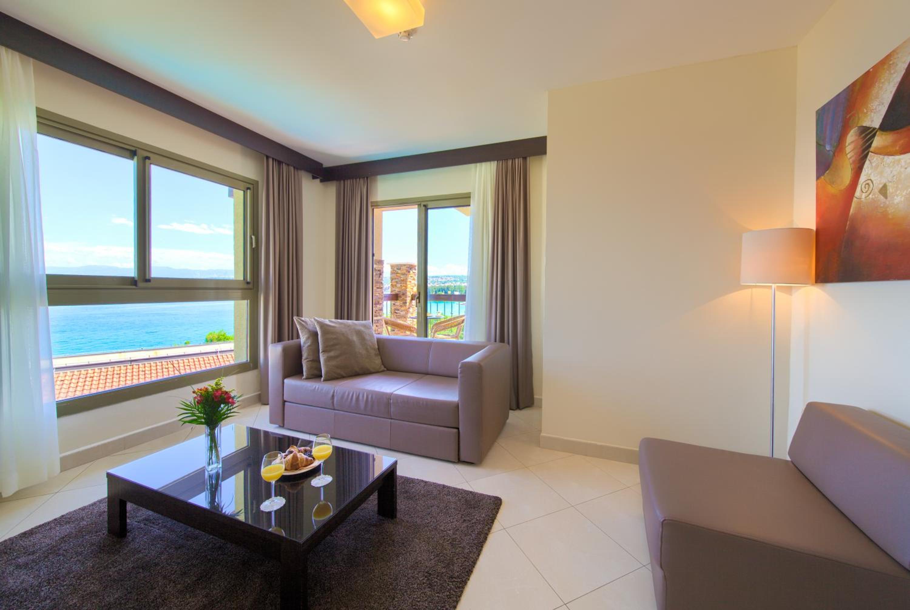Suite familiar premium con balcón y vista al mar