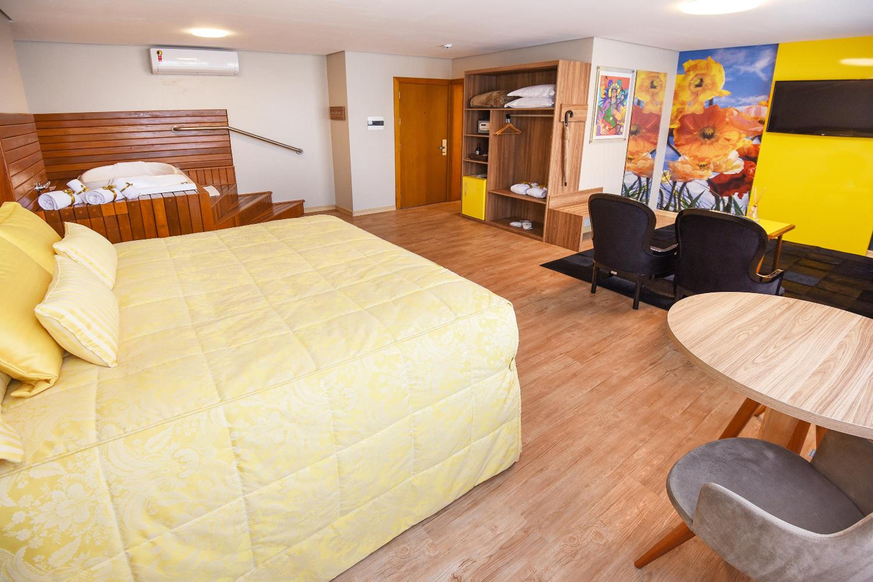 Luxury Suite, Jetted Tub thumbnail 5