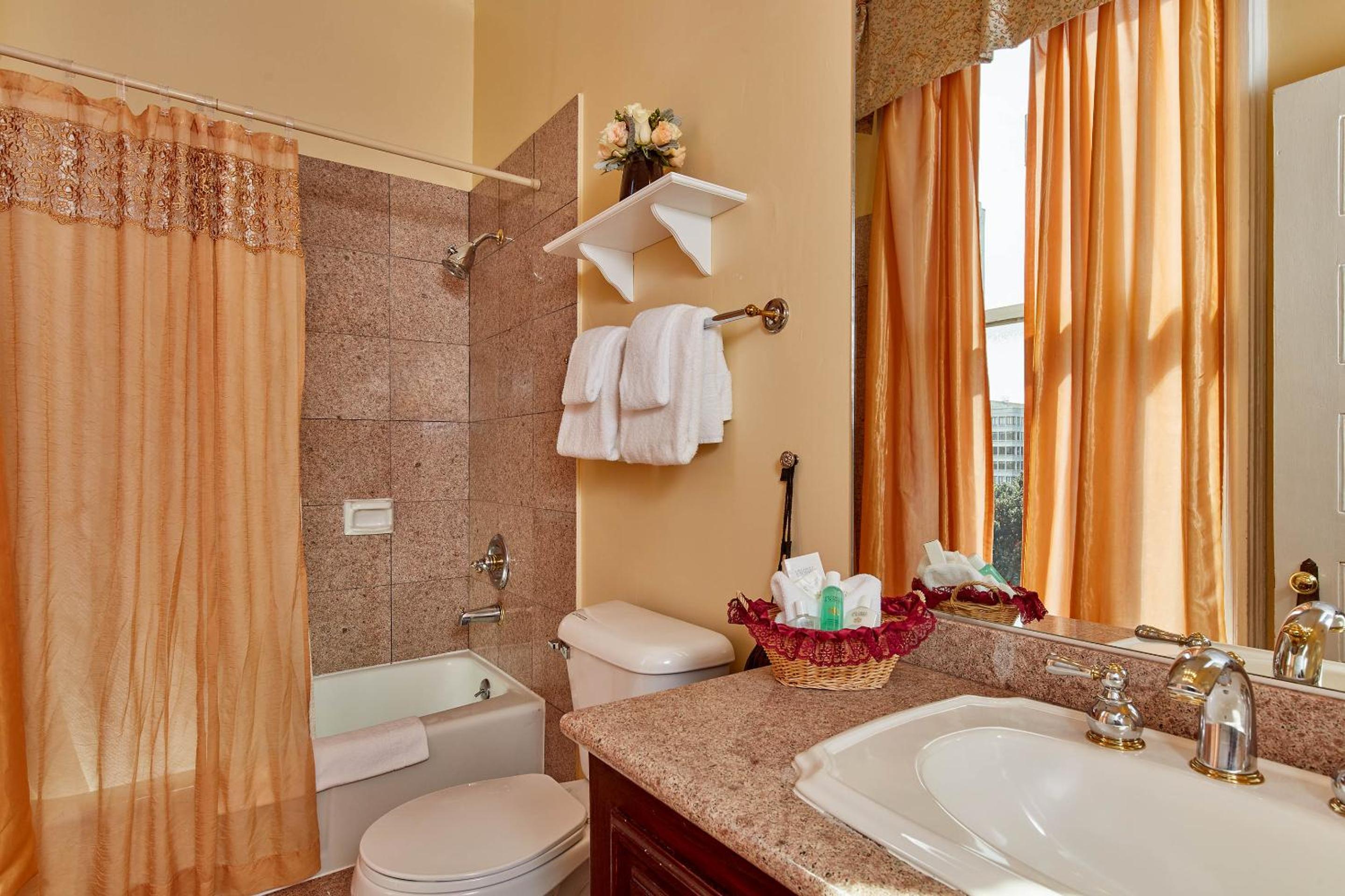 Deluxe King Room - Photo 3