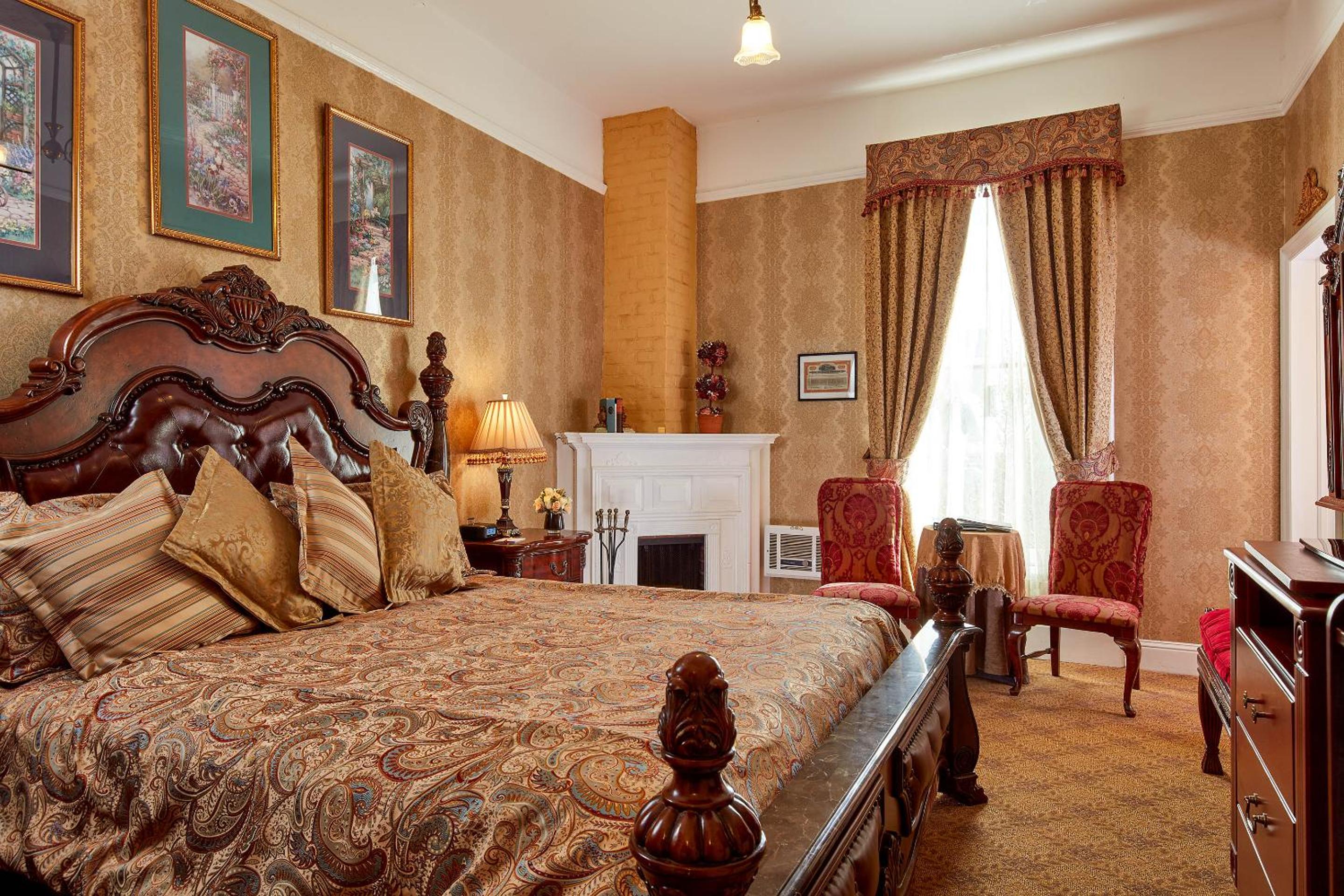 Deluxe King Room with Fireplace - Photo 1