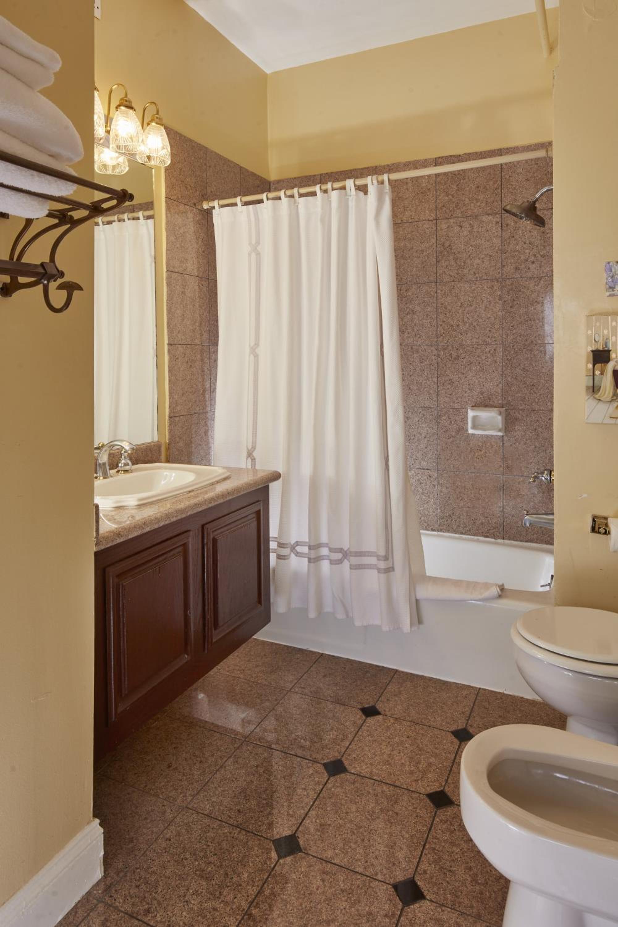 Deluxe King Room with Fireplace - Photo 2