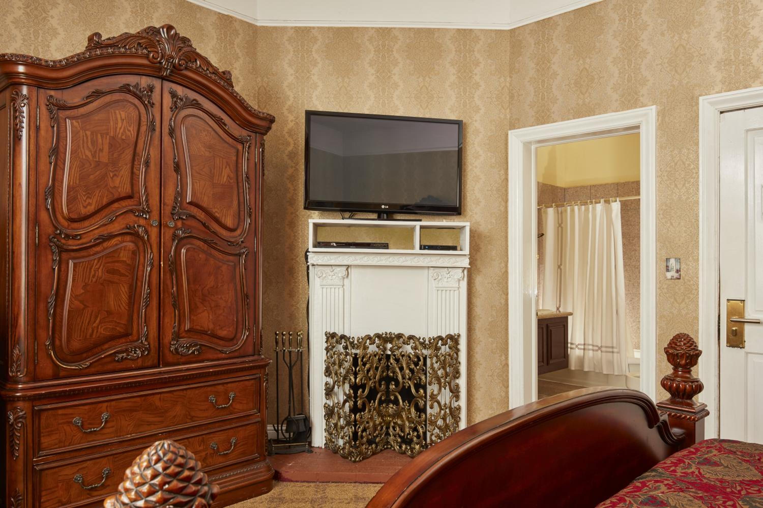Deluxe King Room with Fireplace - Photo 3