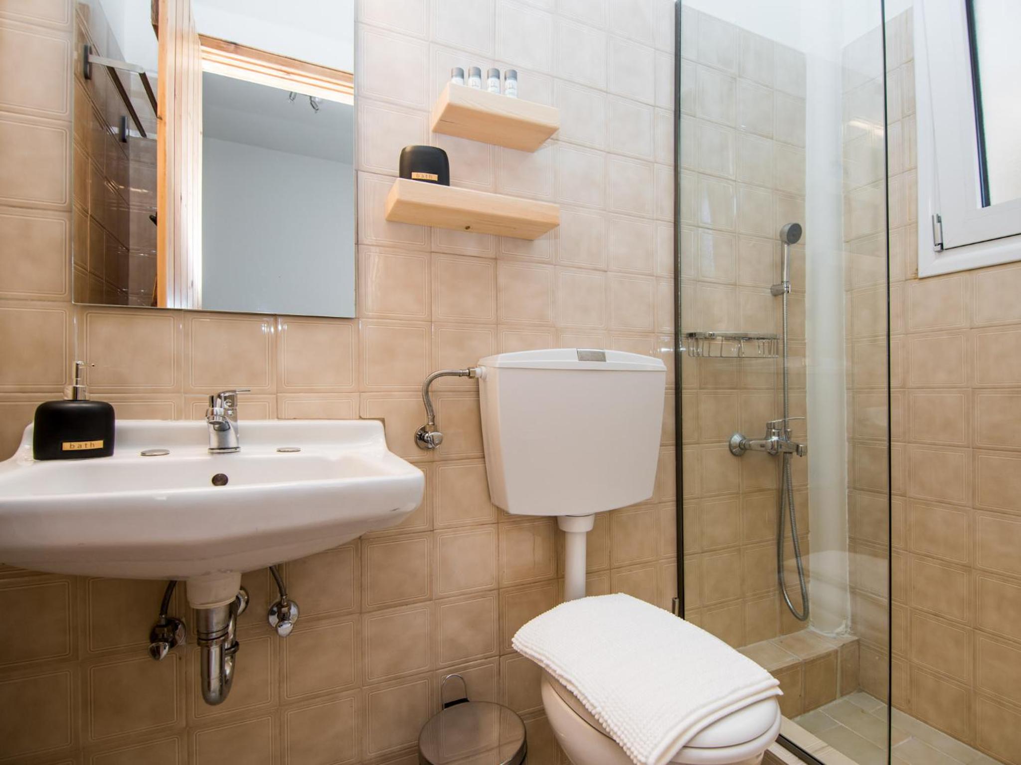 Studio Apartment with Double & Single Bed or Three Single Beds photo 3