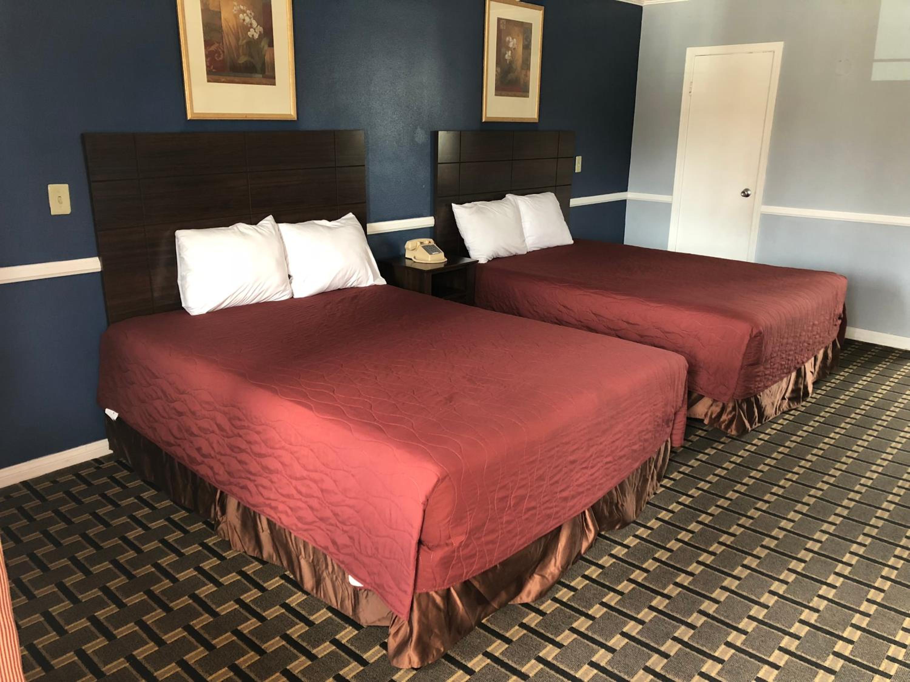 Queen Room with Two Queen Beds - Photo 4