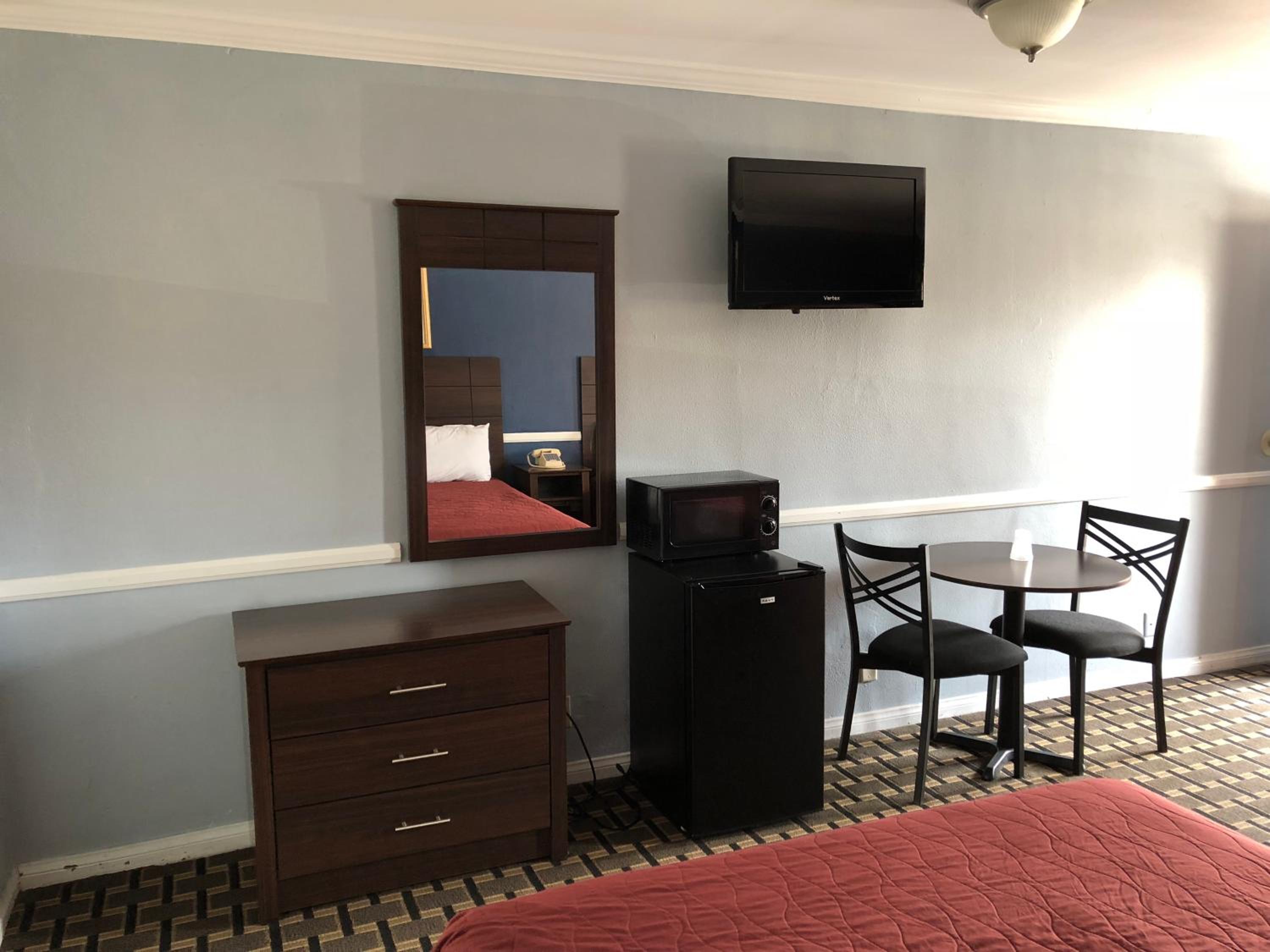 Queen Room with Two Queen Beds - Photo 5