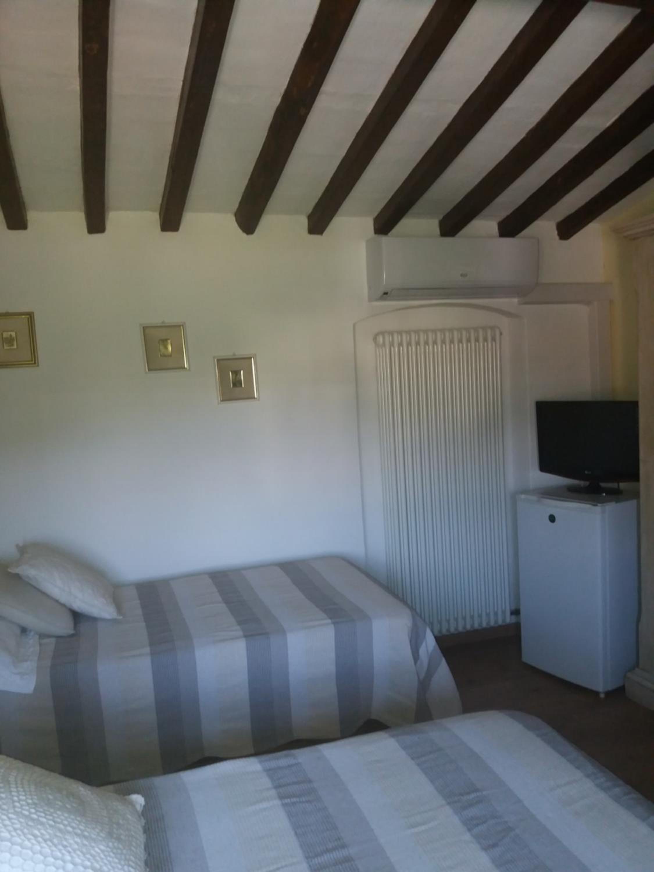 Double or Twin Room - Photo 6