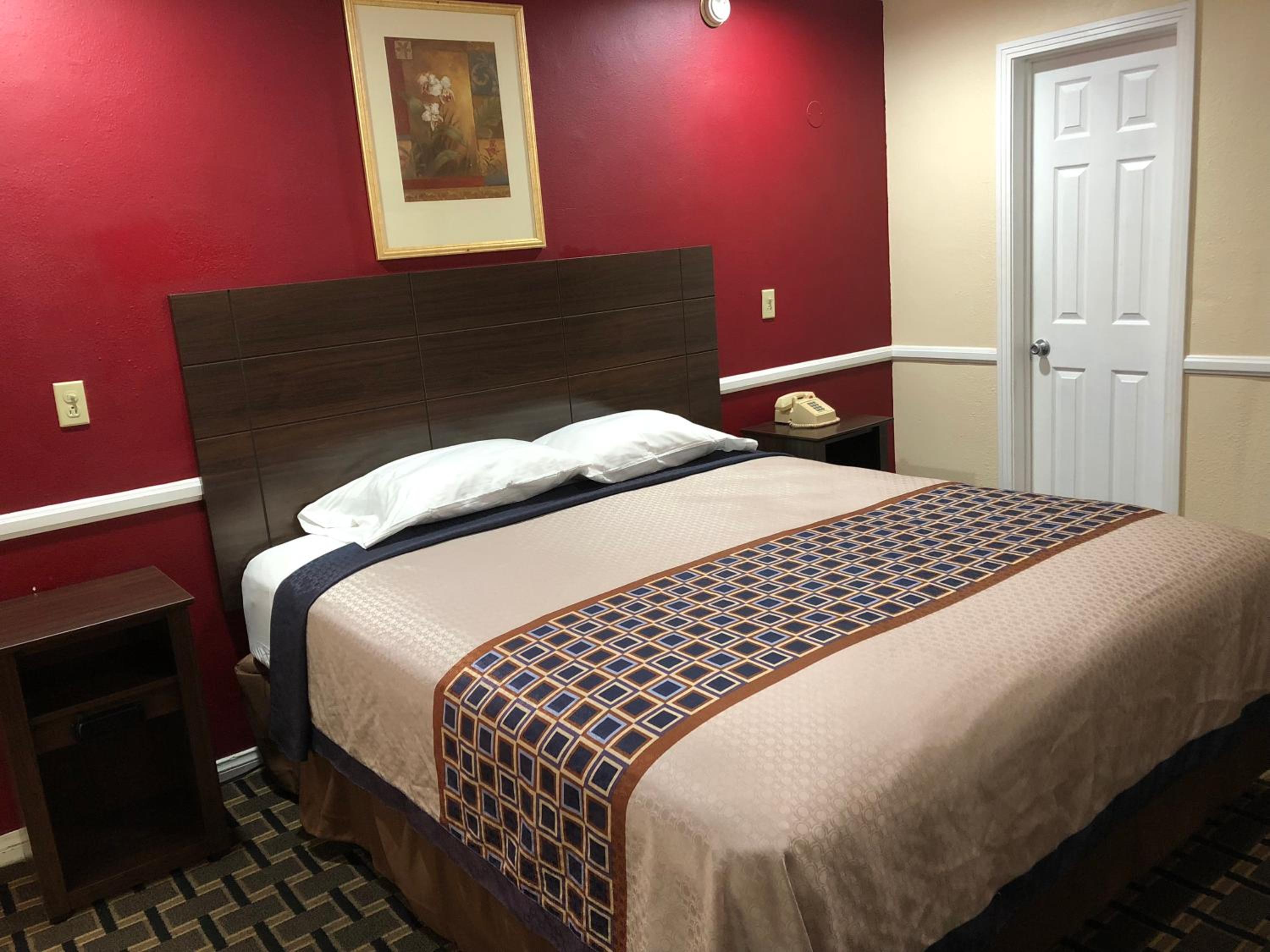 Standard King Room - Photo 15
