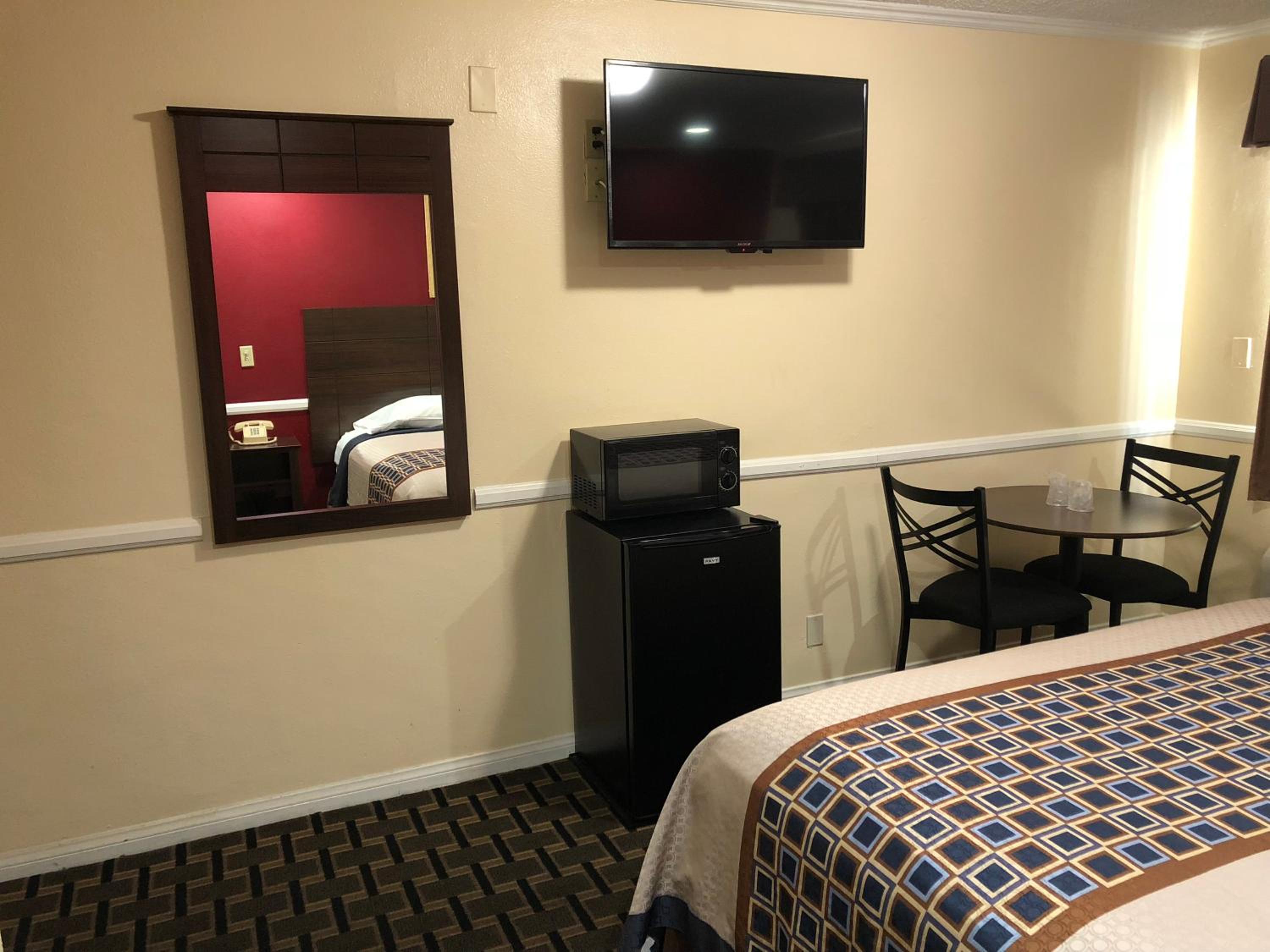 Standard King Room - Photo 16