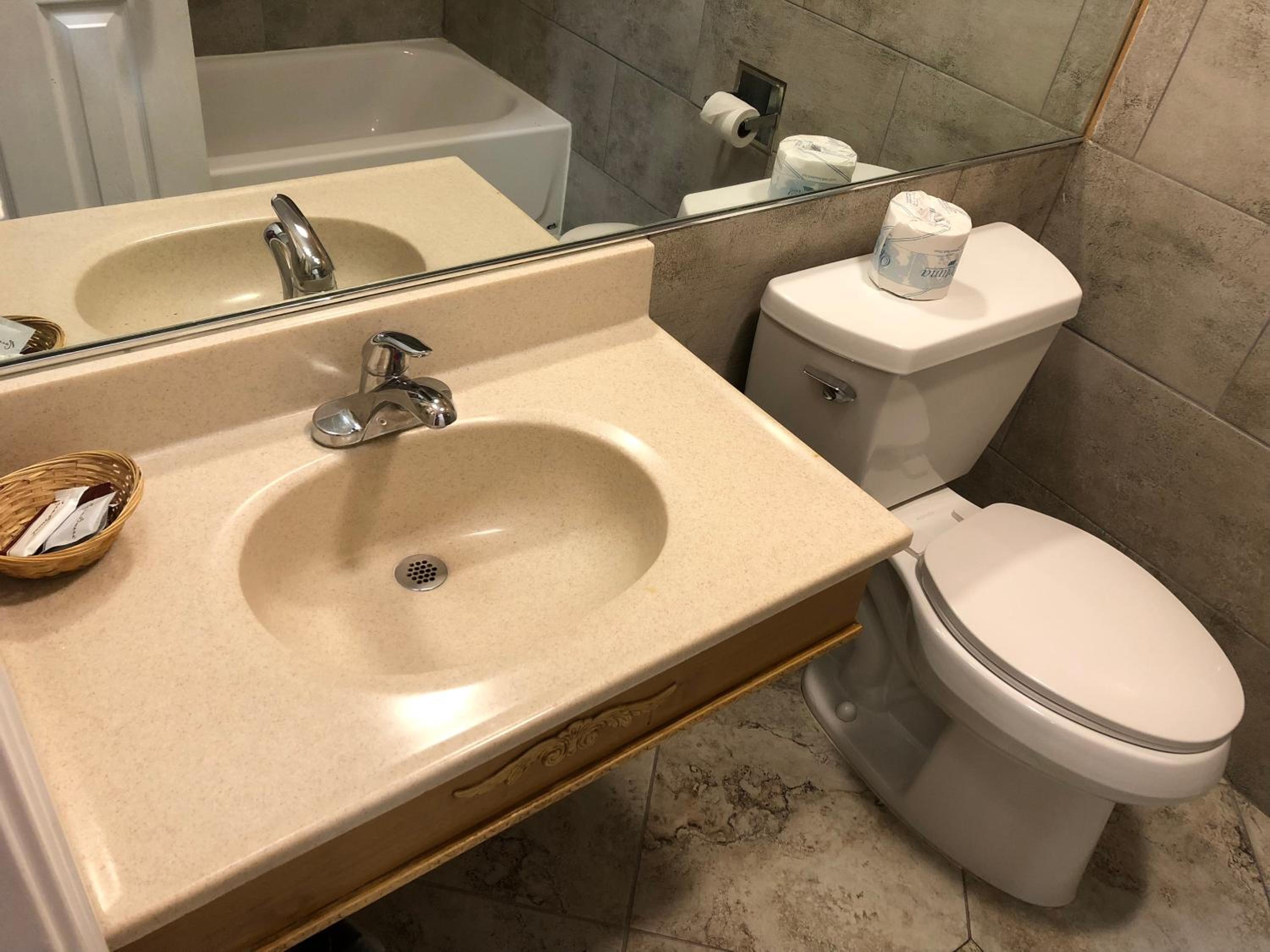 Standard King Room - Photo 17