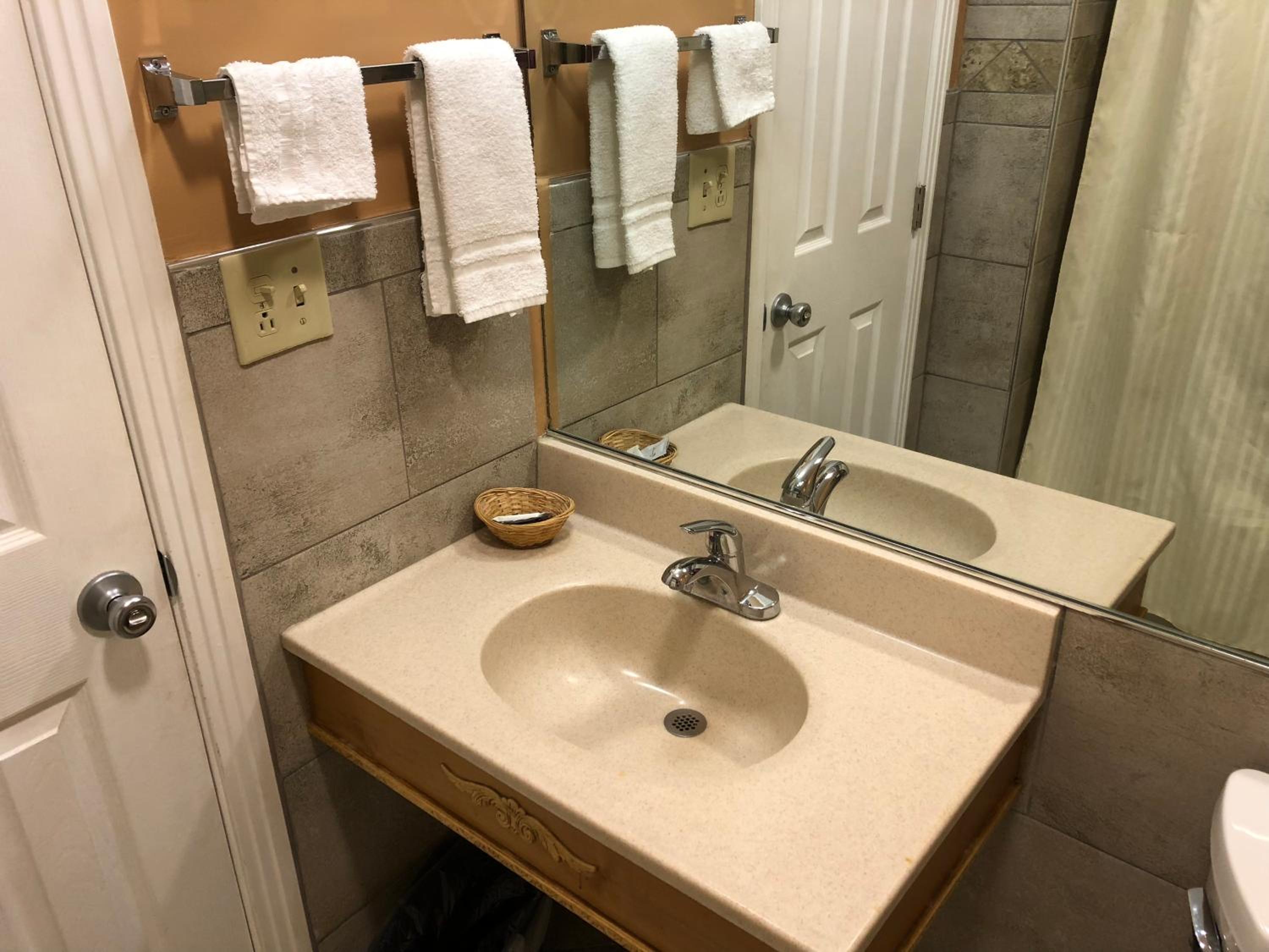 Standard King Room - Photo 20