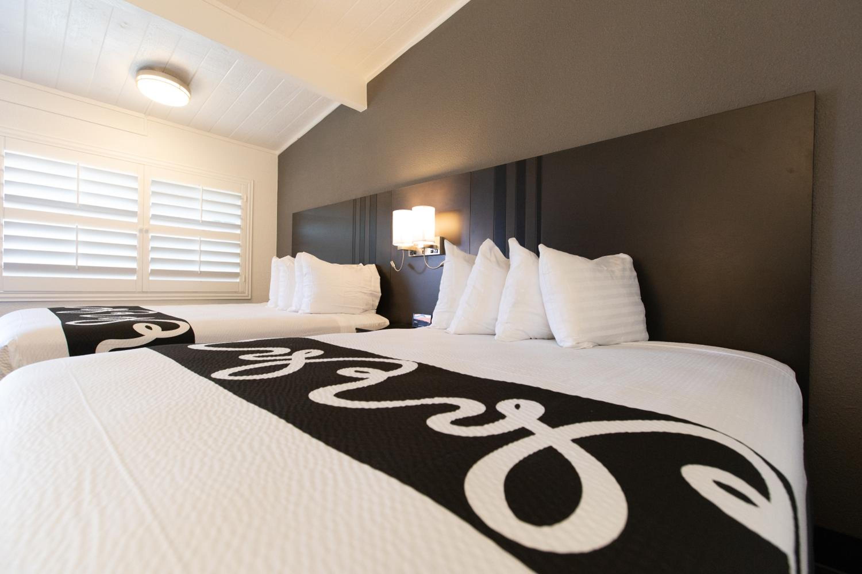 Queen Room with Two Queen Beds - Photo 16