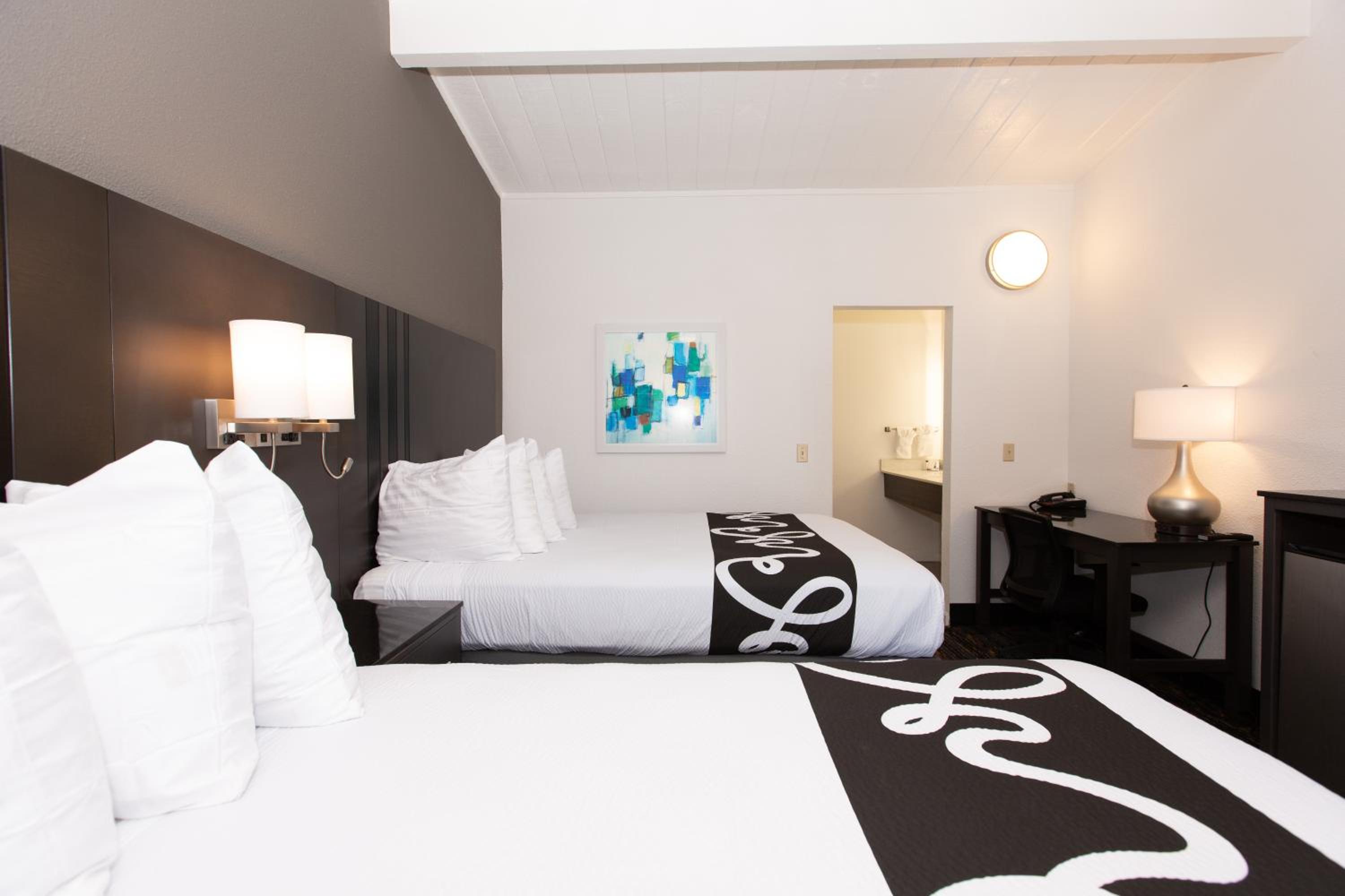 Queen Room with Two Queen Beds - Photo 4