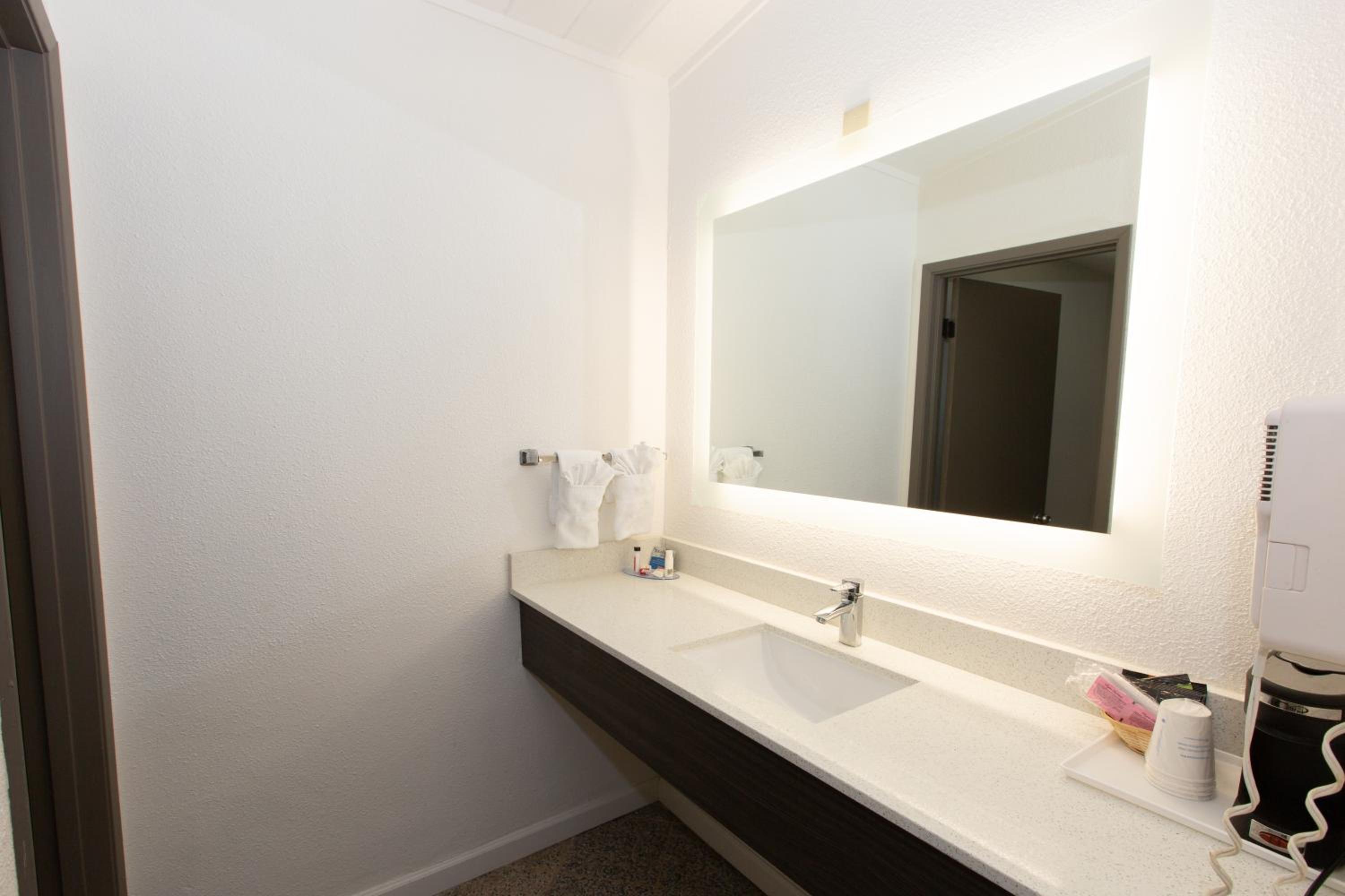 Queen Room - Non-Smoking - Photo 5