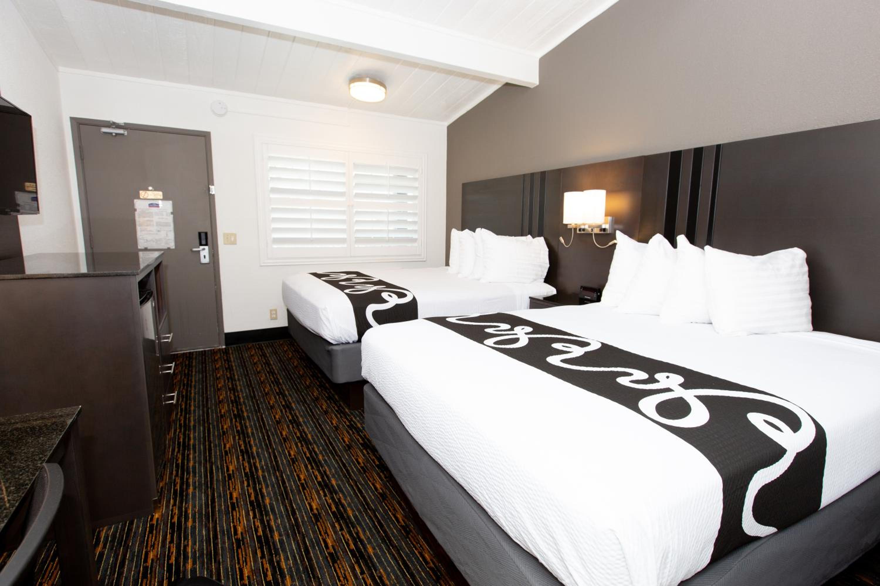 Queen Room with Two Queen Beds - Photo 6