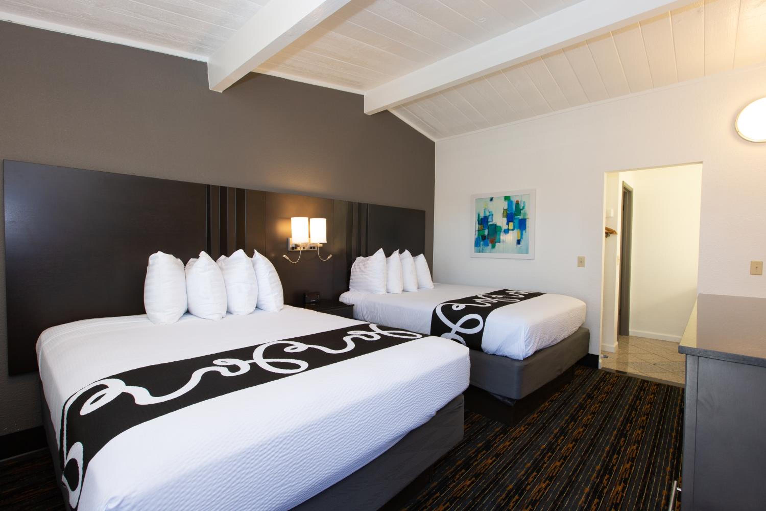 Queen Room with Two Queen Beds - Photo 15