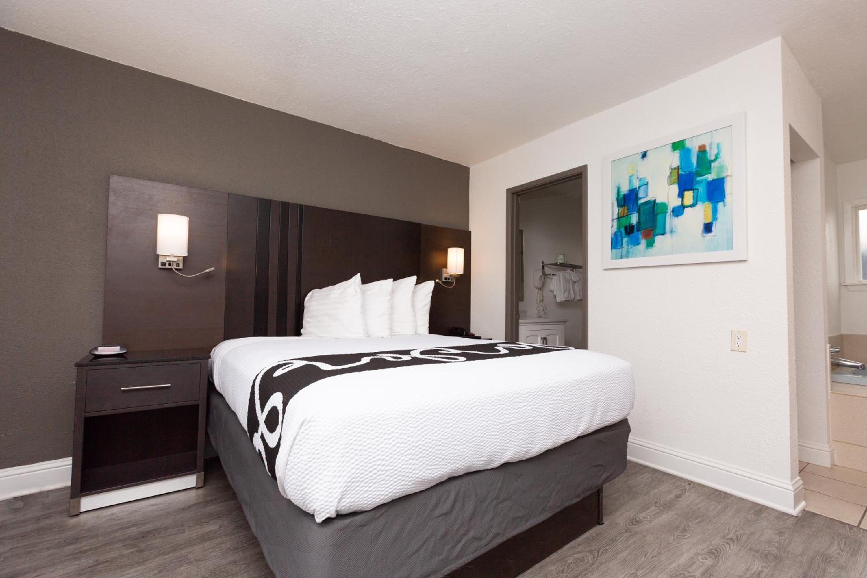 Queen Suite with Jacuzzi - Photo 2