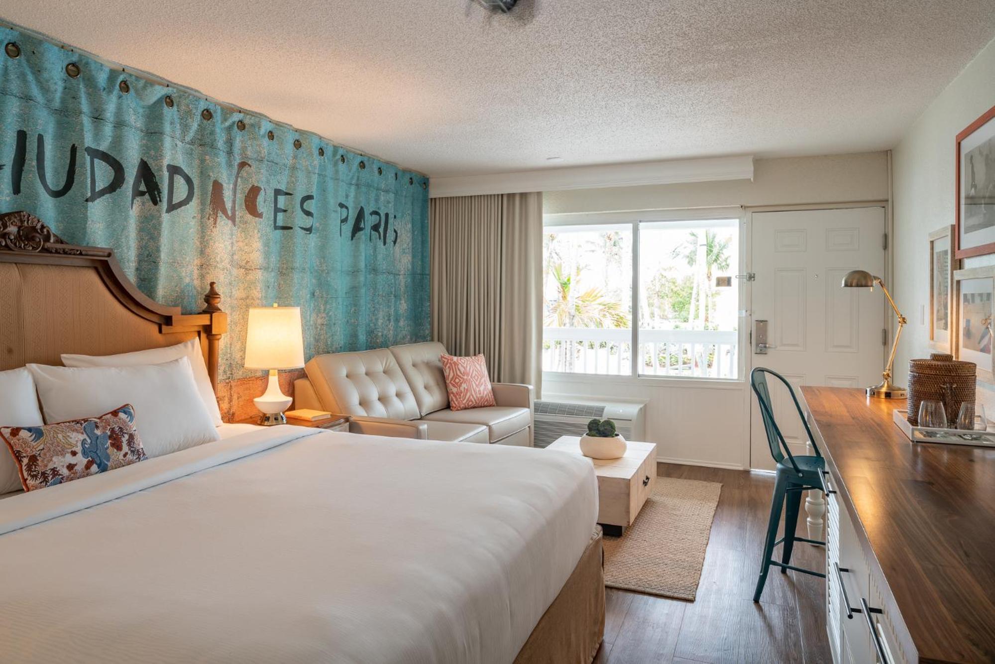 Premium Room 1 King Bed Pool View Balcony - Photo 3
