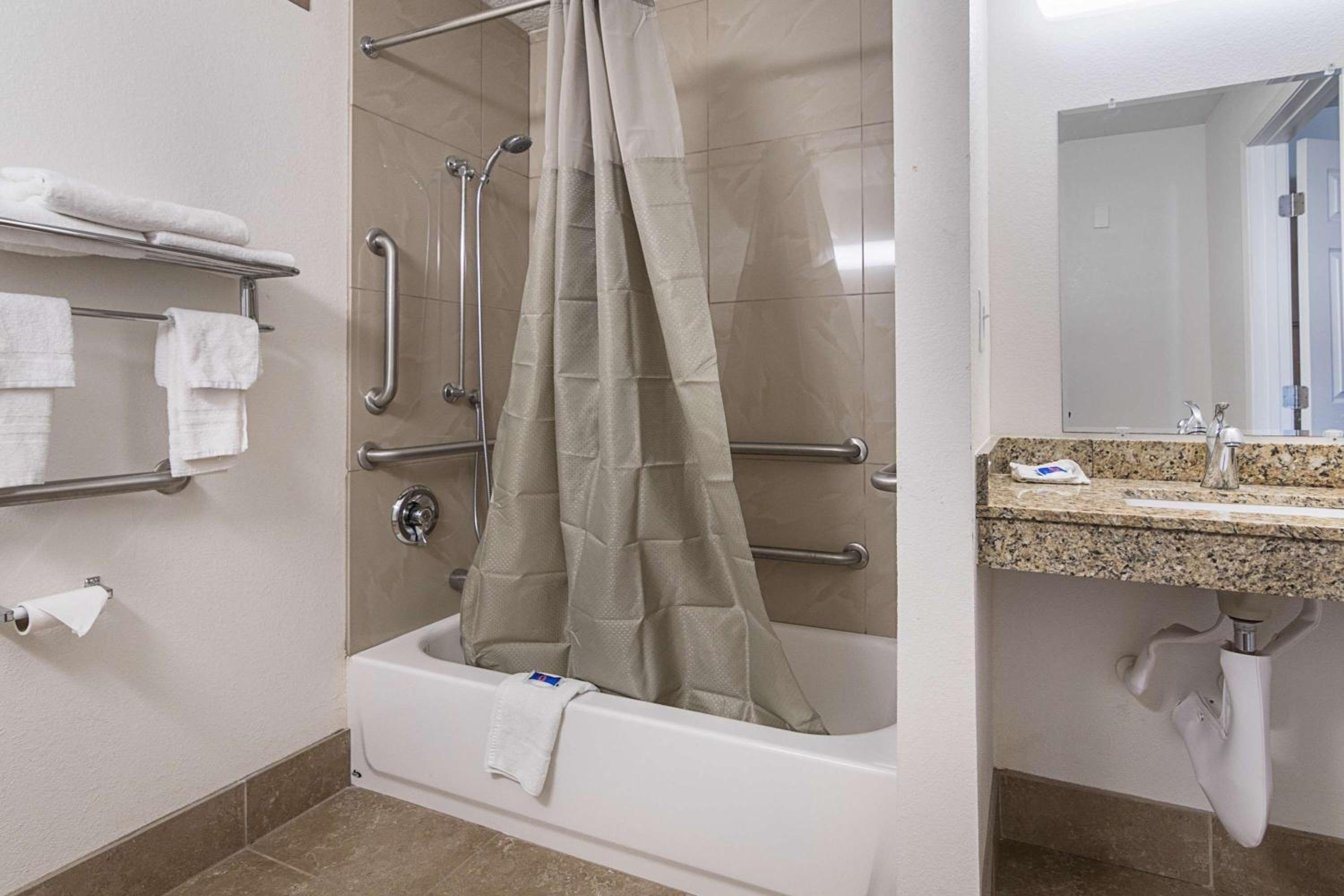 King Room - Disability Access - Non-Smoking - Photo 2