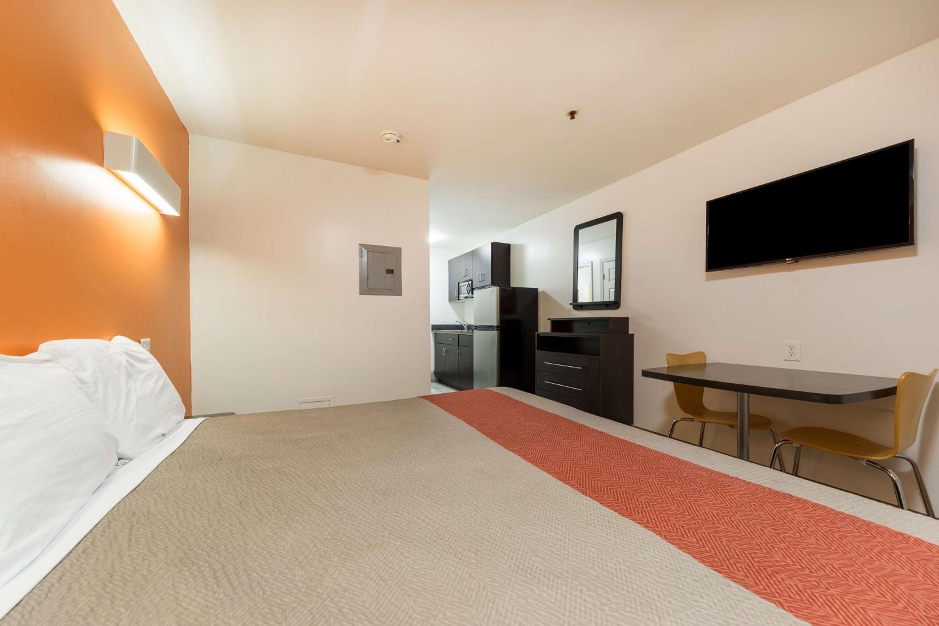 Deluxe King Room - Non-Smoking - Photo 1
