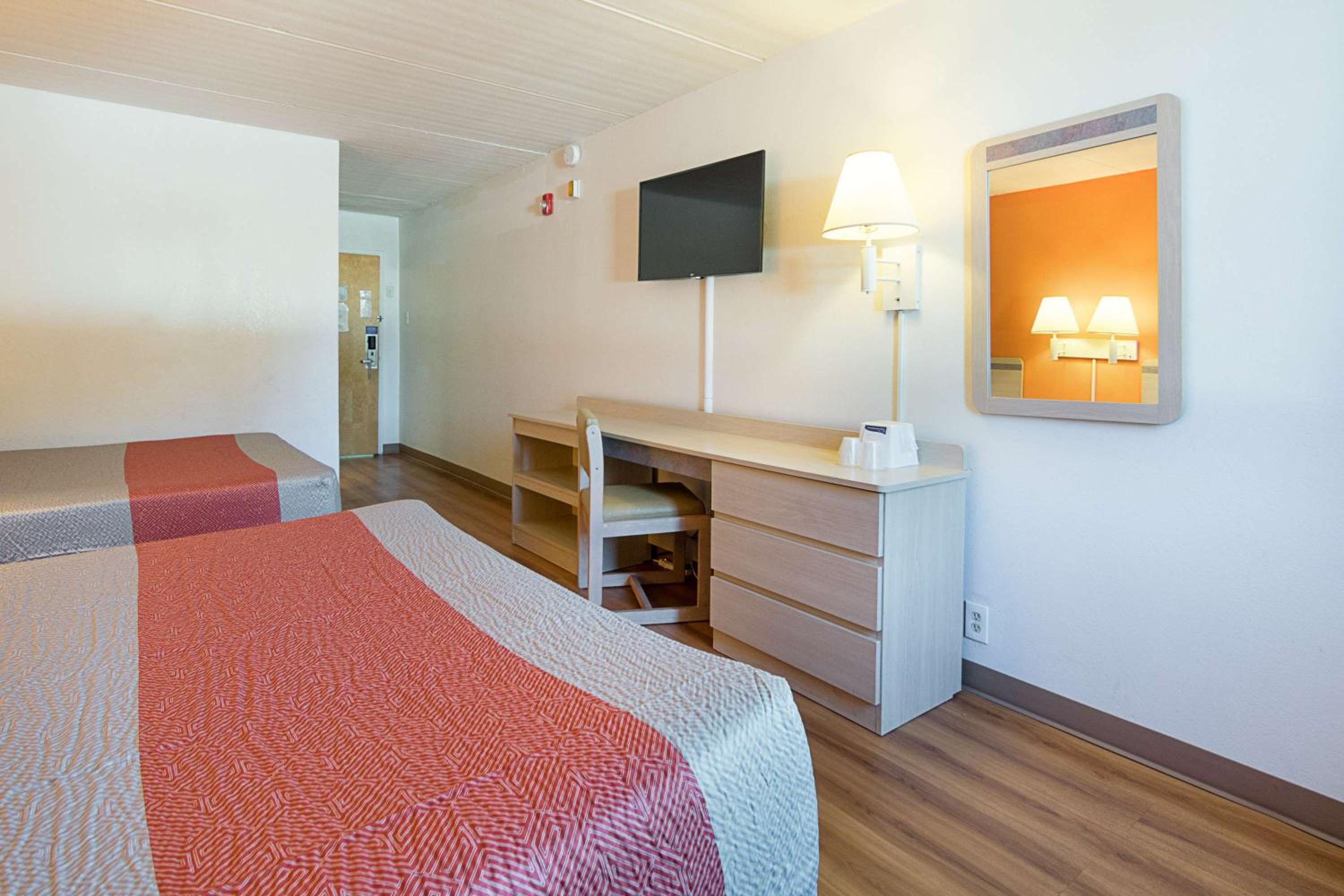 Deluxe Queen Room with Two Queen Beds - Non-Smoking - Photo 3