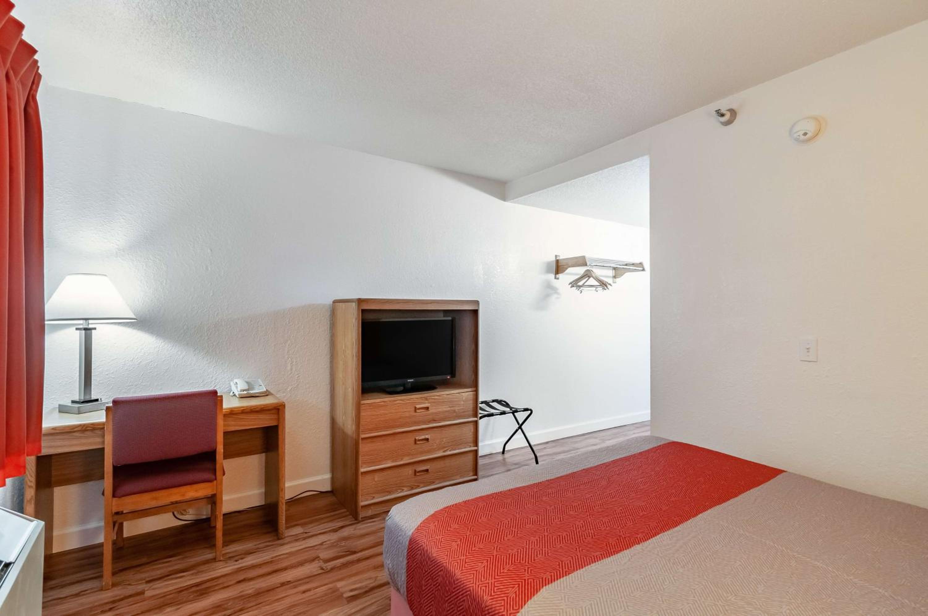 Queen Room - Disability Access - Non-Smoking - Photo 3
