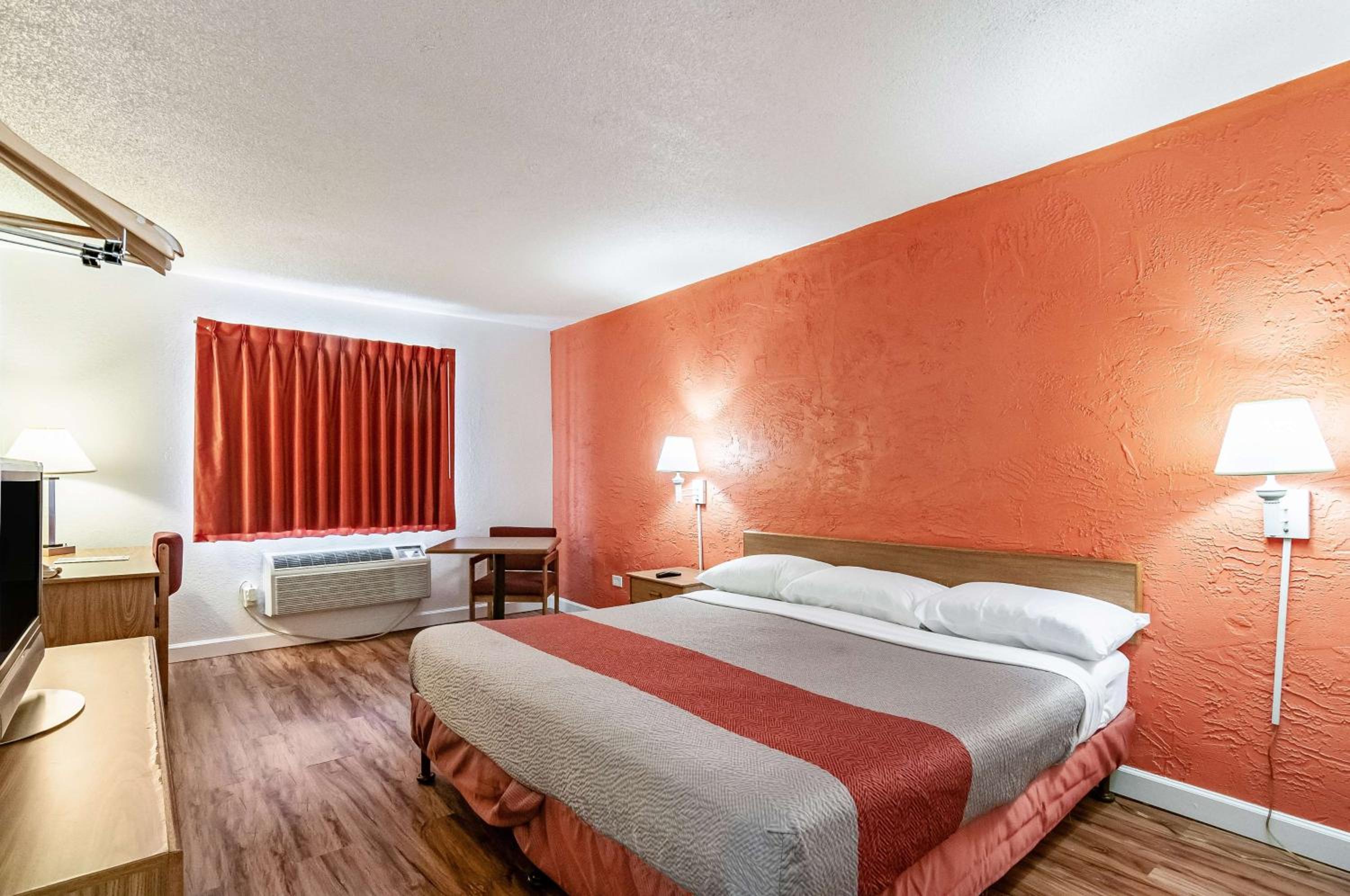 Deluxe Queen Room - Non-Smoking - Photo 3