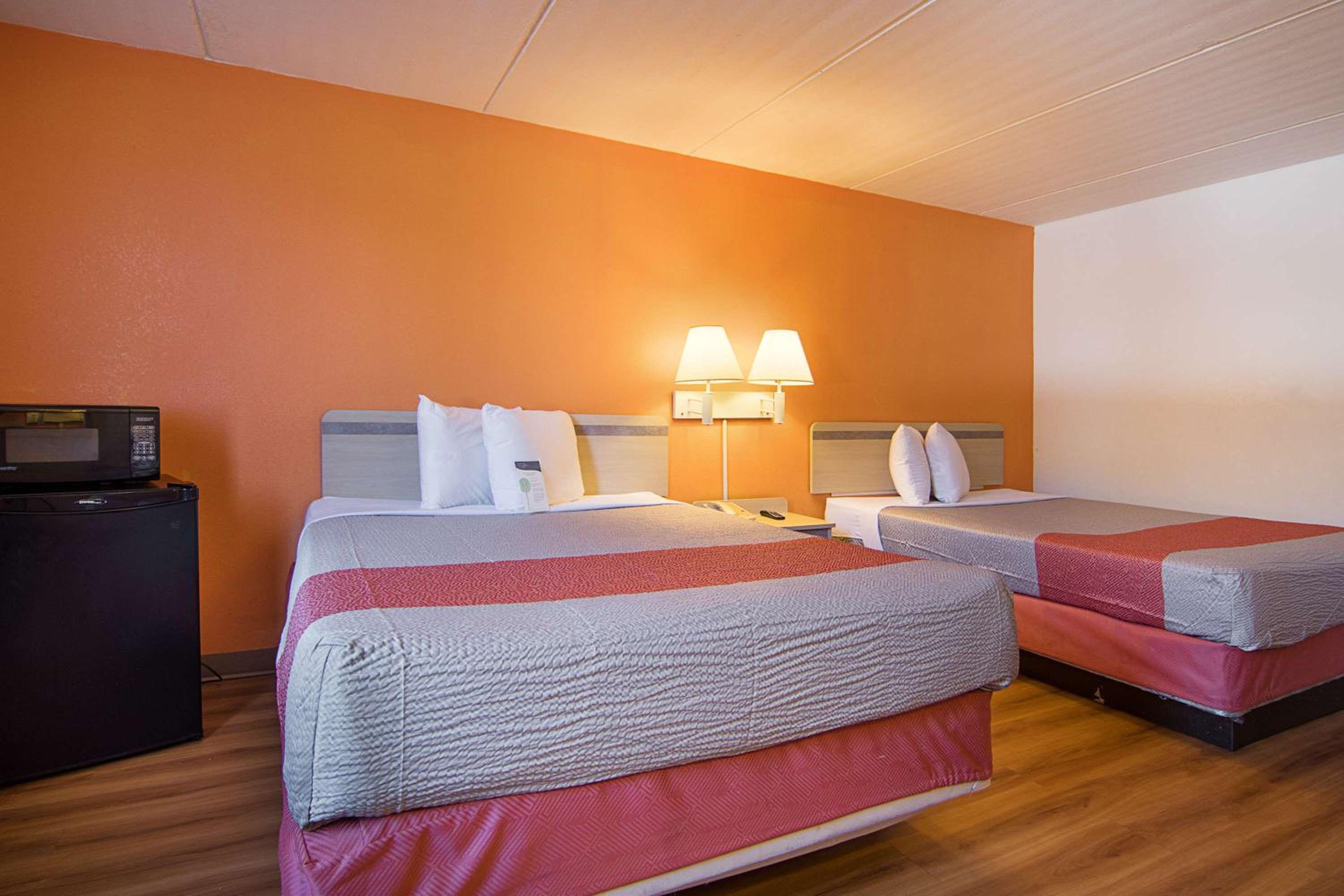 Deluxe Queen Room with Two Queen Beds - Non-Smoking - Photo 4