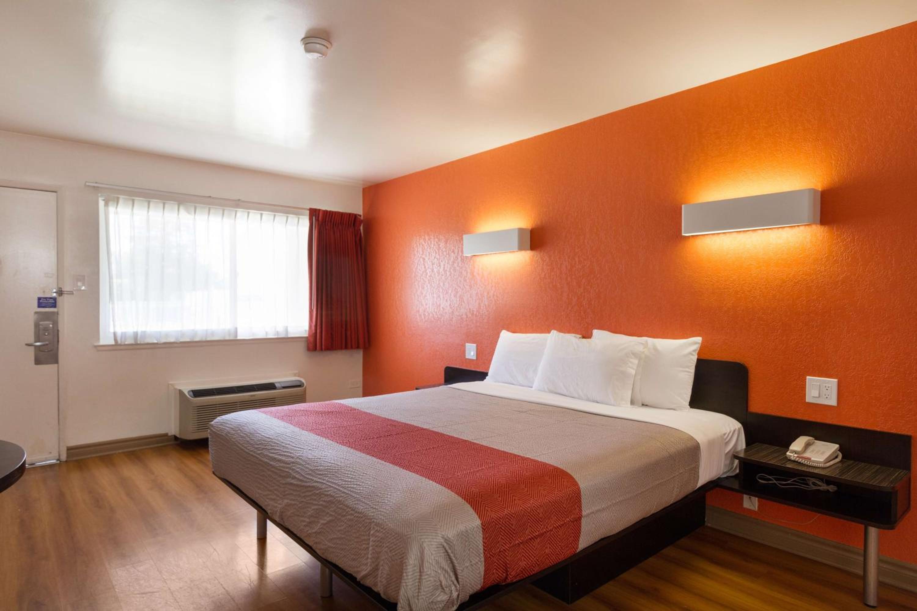 King Room - Non-Smoking photo 1