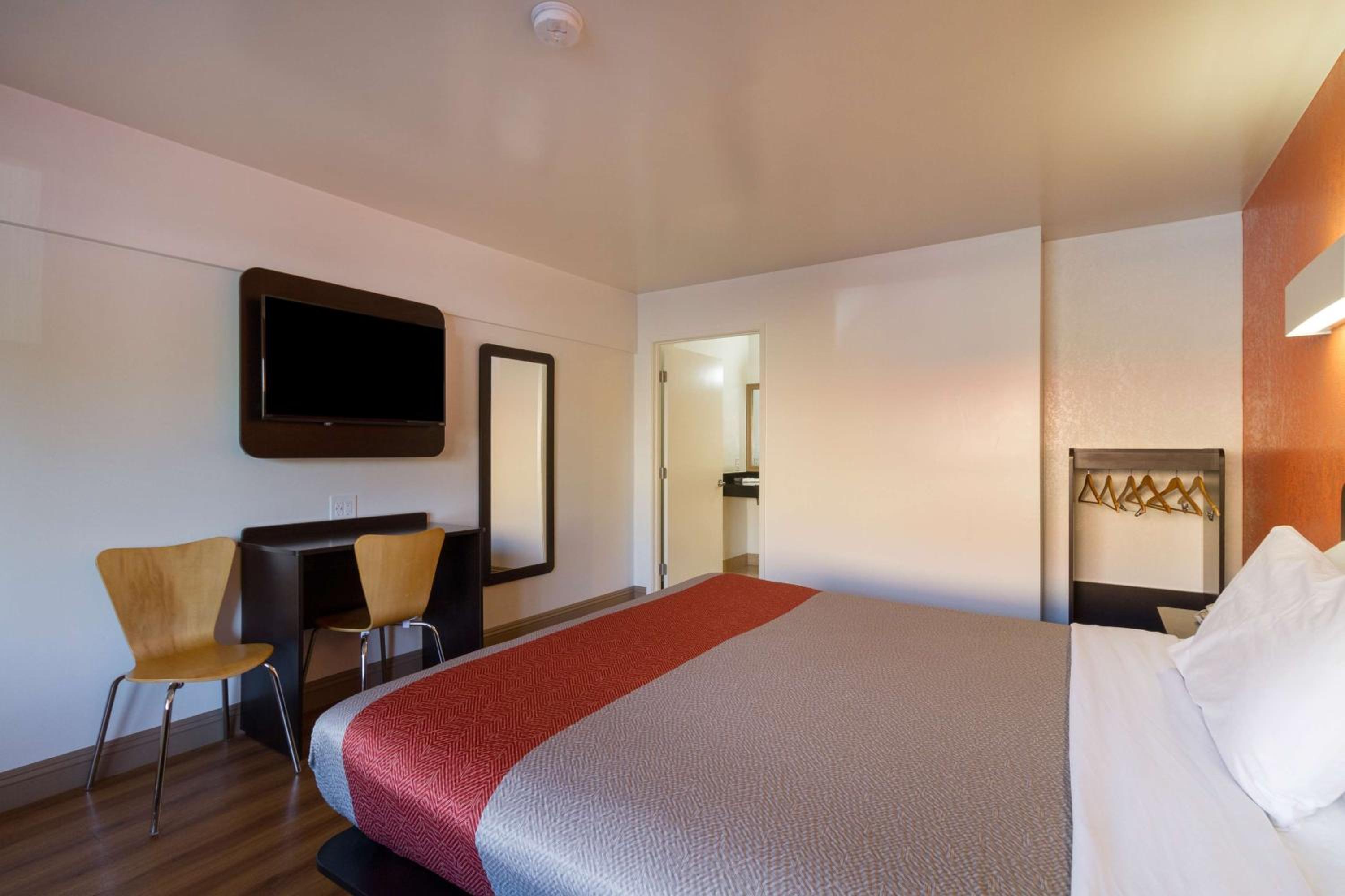 King Room - Non-Smoking photo 2